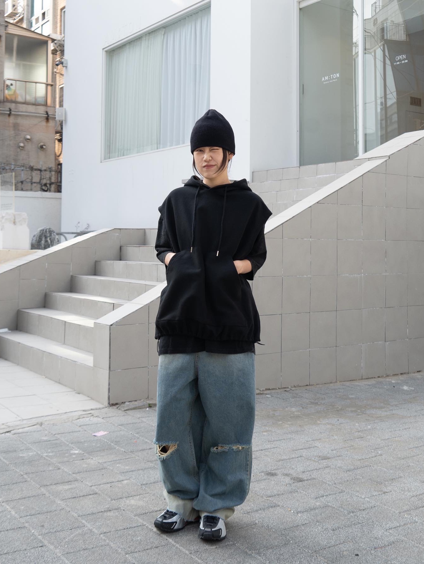 Nike Shox R4 Black and Metallic Silver 착용 스타일 - 2