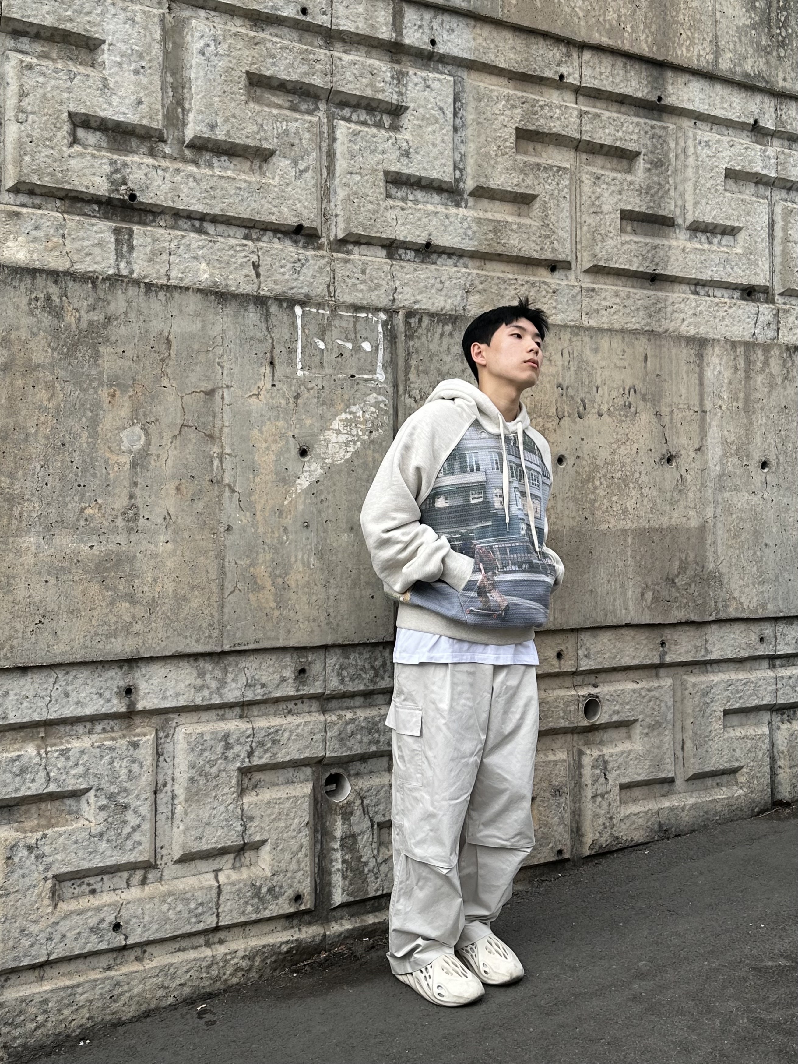 Adidas Yeezy Foam RNNR Sand 착용 스타일 - 2