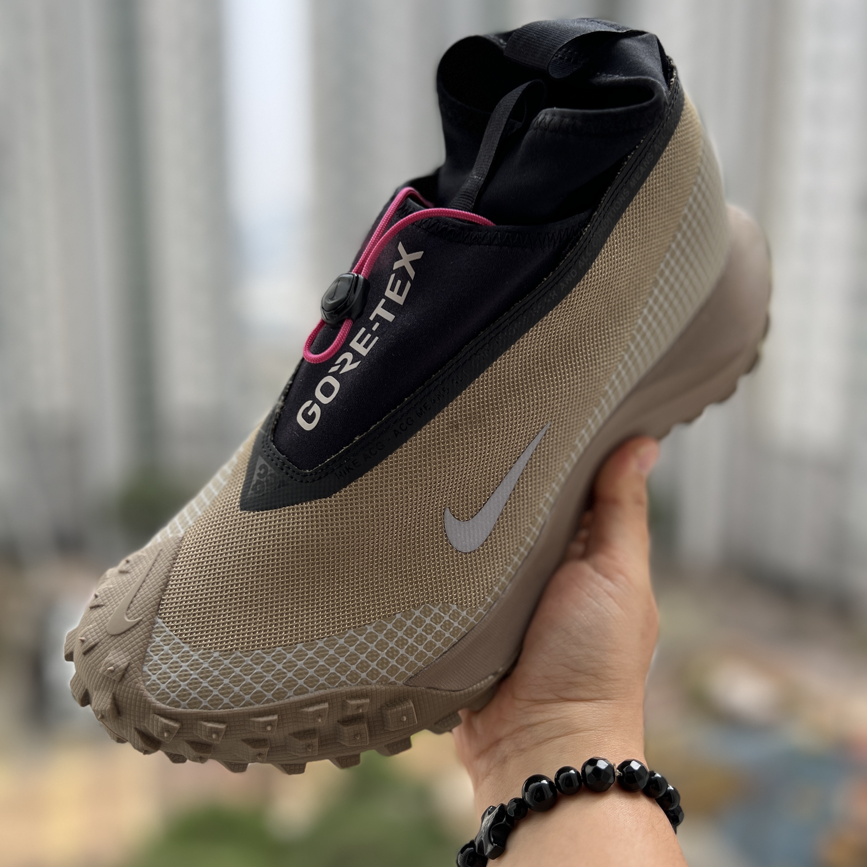 Nike ACG Mountain Fly Gore-Tex Khaki 착용 스타일 - 1