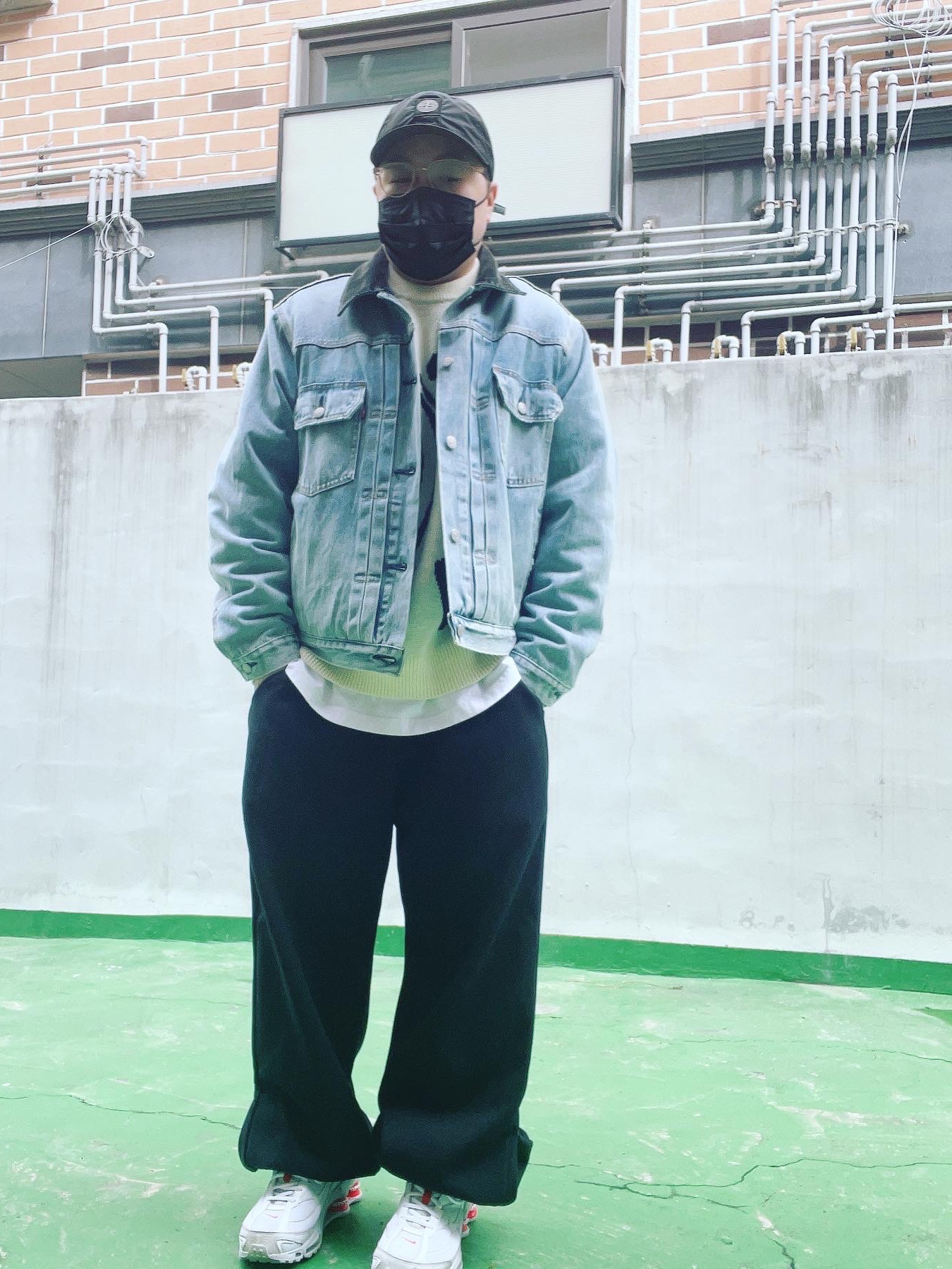 Nike x Supreme Shox Ride 2 SP White, Stussy x Levi's Embossed Trucker Jacket Indigo 착용 스타일 - 1