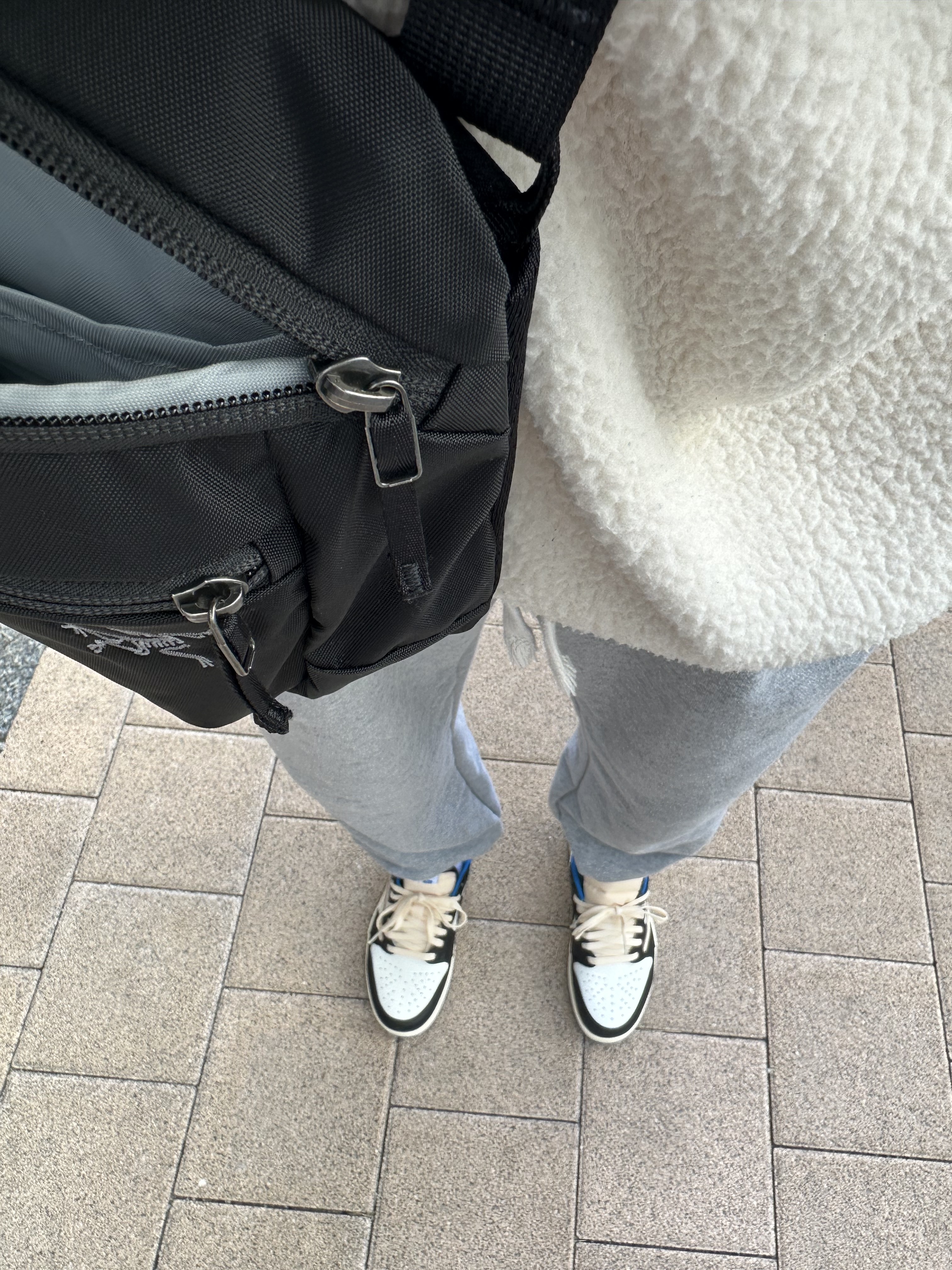Arc'teryx Mantis 2 Waistpack Black, Jordan 1 x Travis Scott x Fragment Retro Low OG SP Military Blue 착용 스타일
