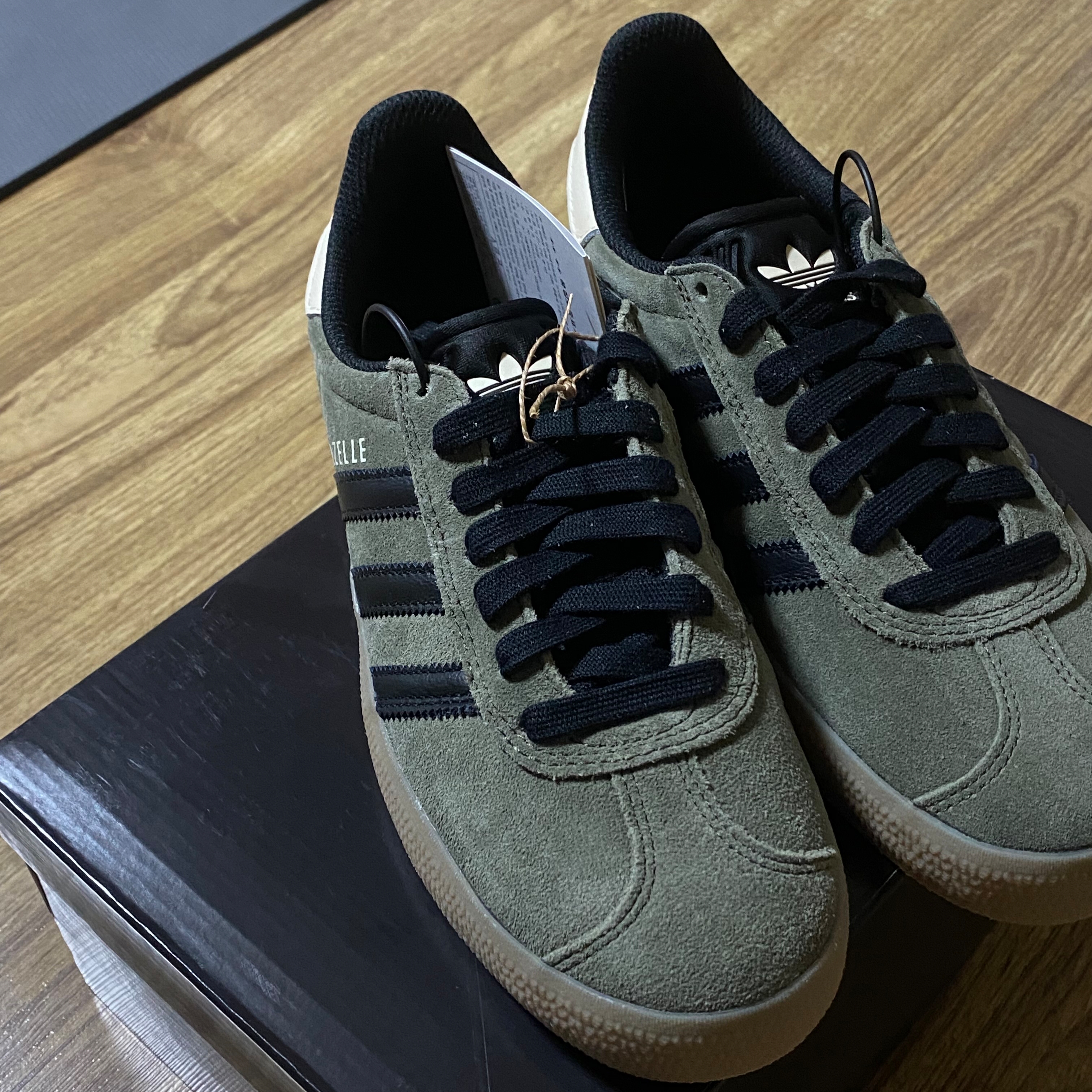 Adidas Gazelle ADV Olive Strata Core Black 착용 스타일