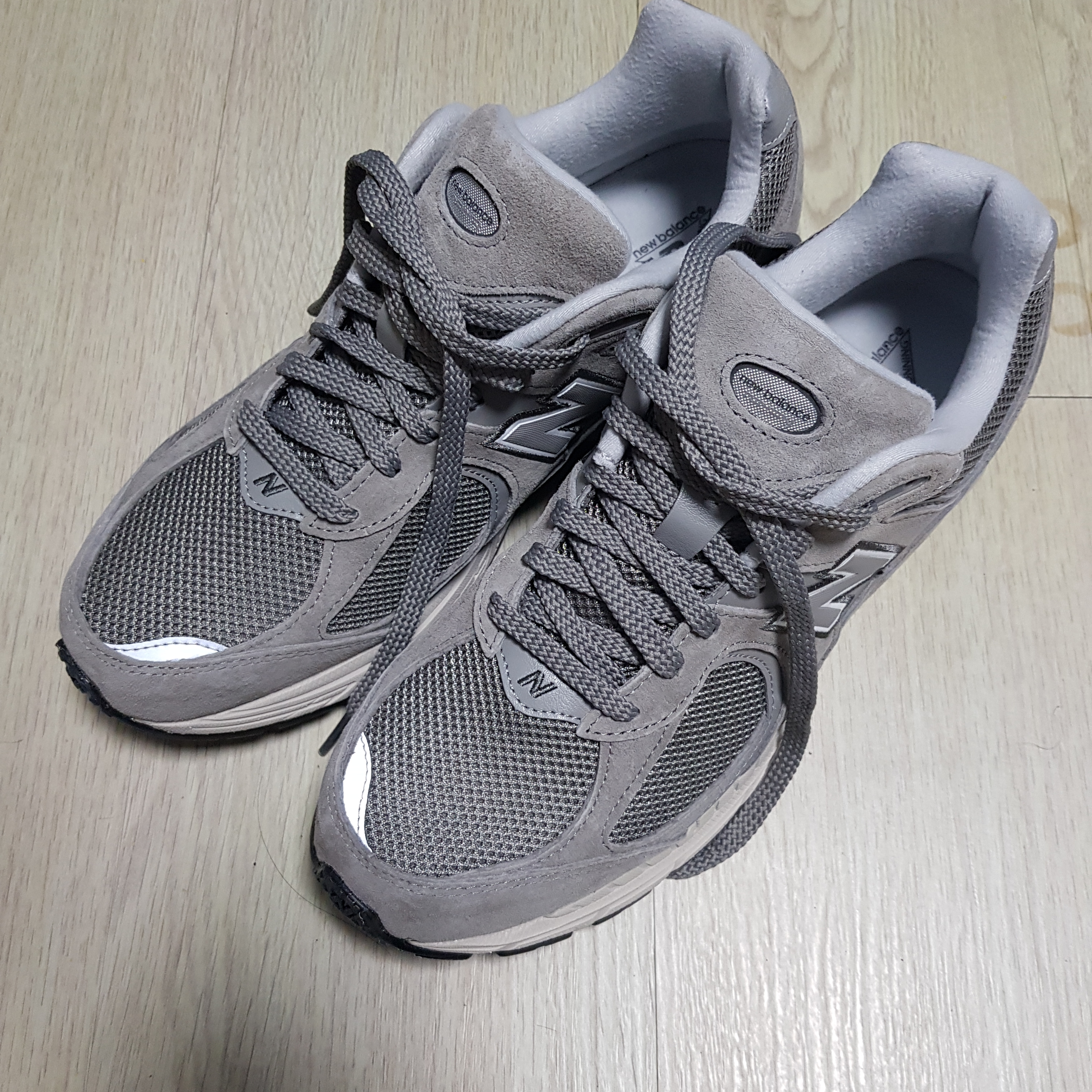 New Balance 2002R Grey 착용 스타일