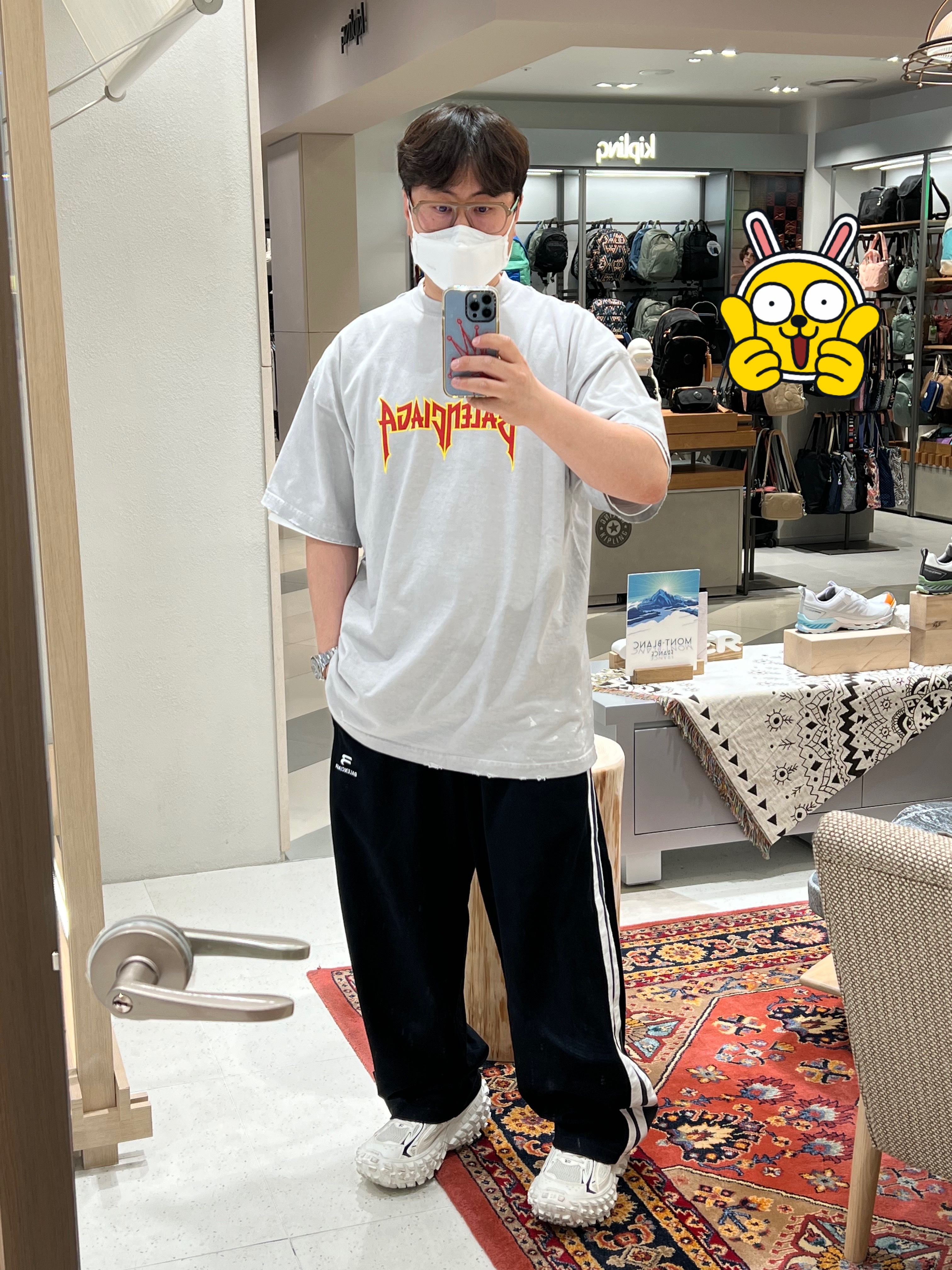 Balenciaga Metal Oversized Fit T-Shirt White Vintage, Balenciaga Defender Sneakers Light Beige 착용 스타일