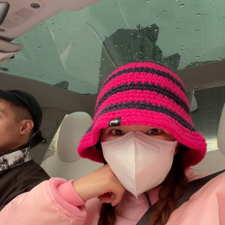Stussy Swirl Knit Bucket Hat Hot Pink 착용 스타일 - 2
