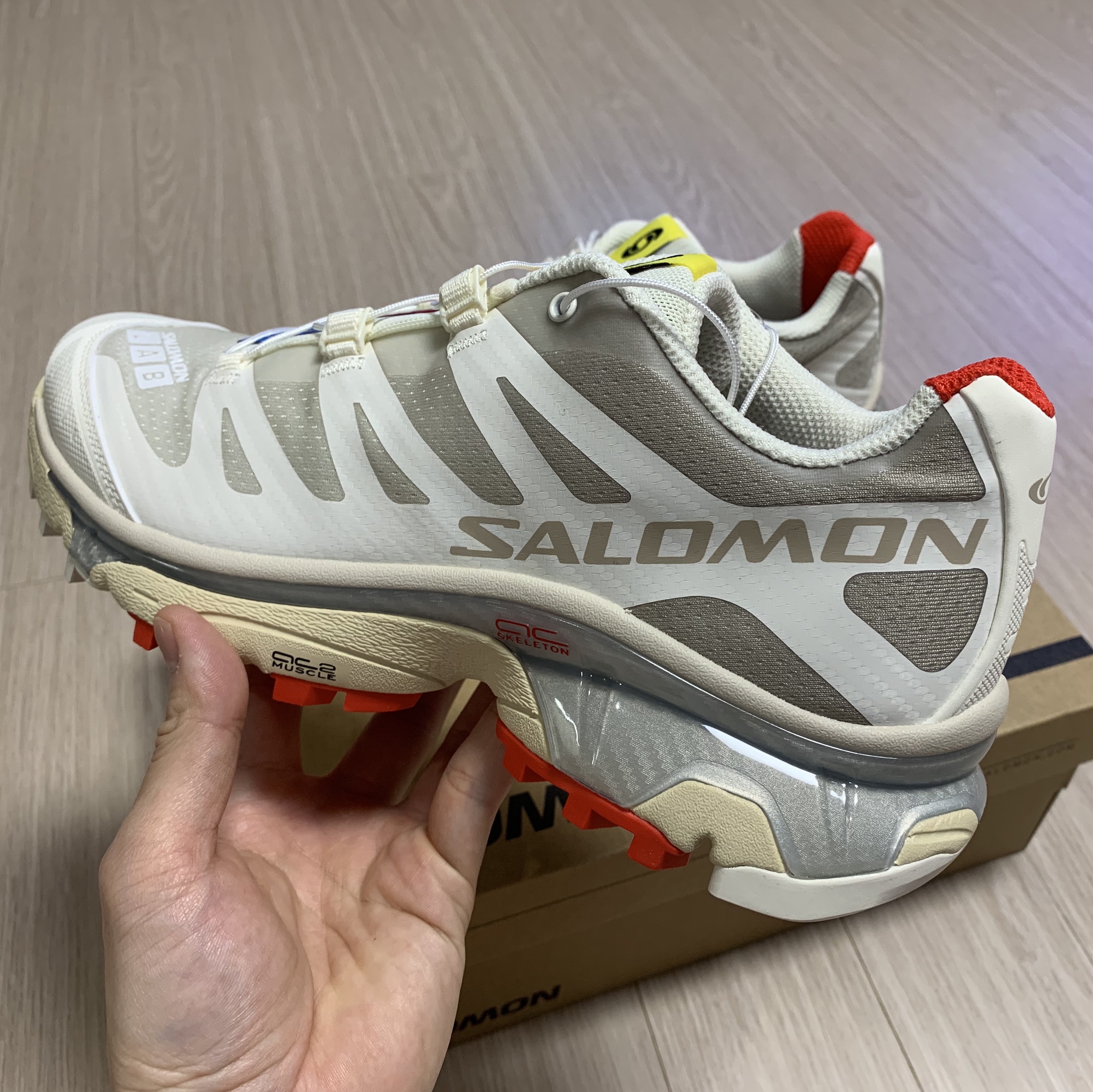 Salomon XT-4 White Lunar Rock 착용 스타일 - 3