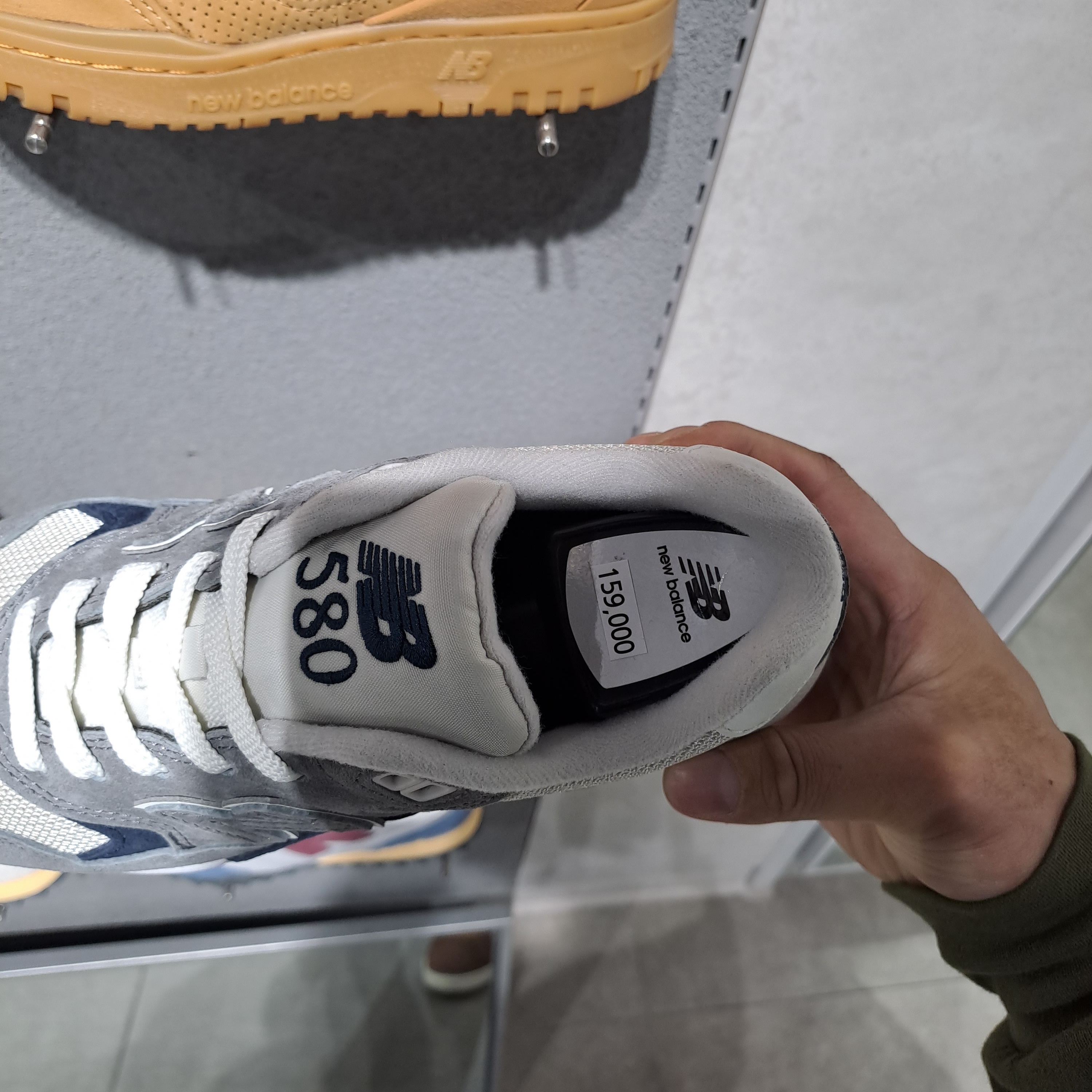 New Balance 580 Dark Grey Navy 착용 스타일 - 2