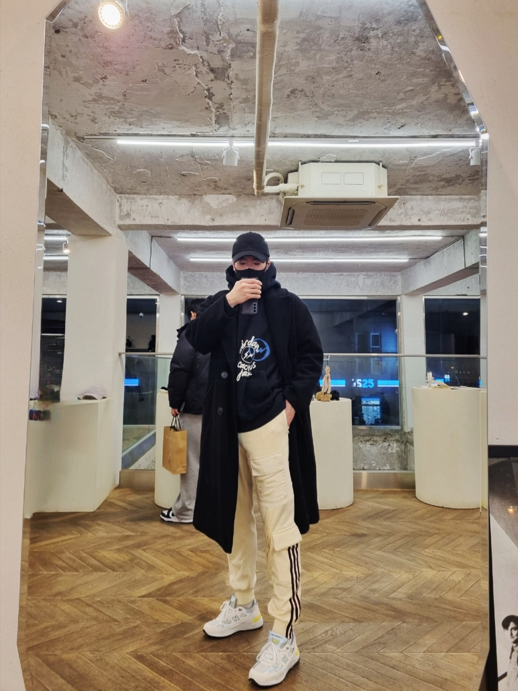(W) New Balance 992 Made in USA White Cyclone, Jordan x Travis Scott x Fragment Hoodie Black (DJ0615-010) 착용 스타일
