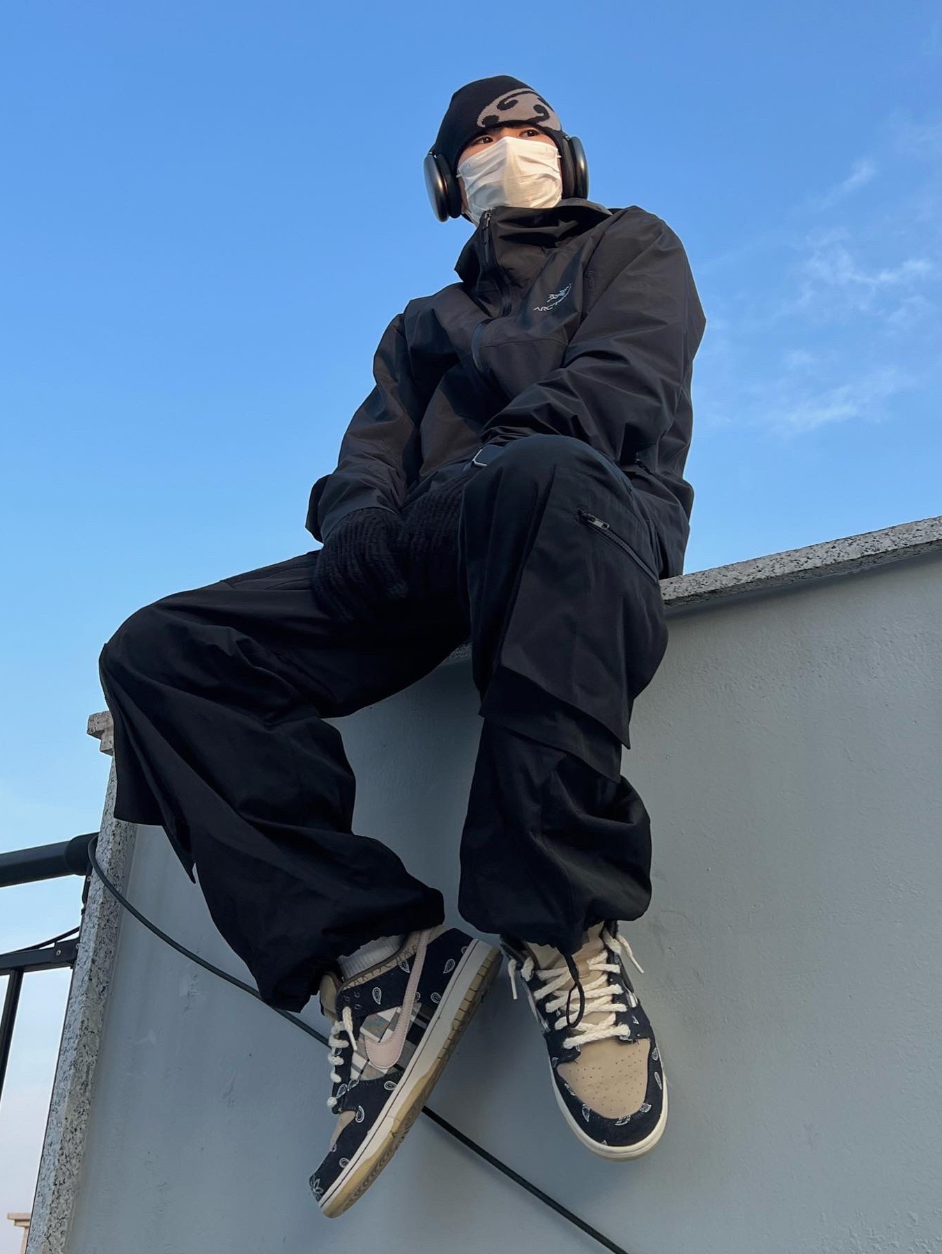 Sansan Gear Logo Beanie Black - 22FW, Arc'teryx Zeta SL Jacket Black 착용 스타일