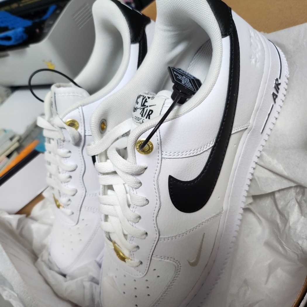 Nike Air Force 1 '07 LV8 40th Anniversary Join Forces White Black 착용 스타일 - 1