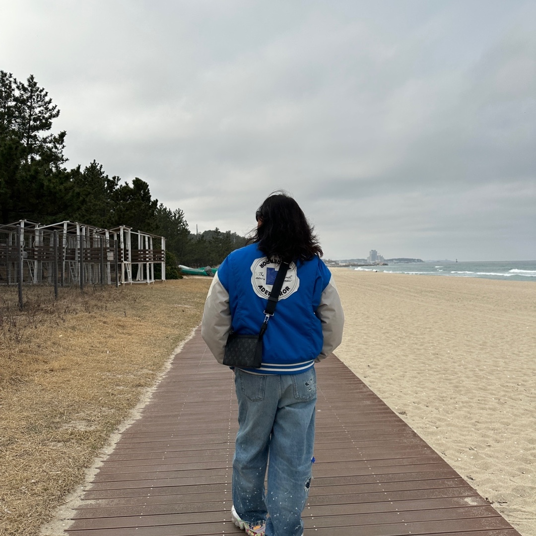 Converse x Ader Error Shapes Varsity Jacket Cobalt, Zara x Ader Error Patchwork Jeans Blue 착용 스타일 - 1