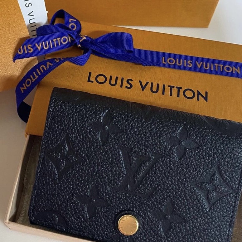 Louis Vuitton Business Card Holder Monogram Embossed Leather Black 착용 스타일