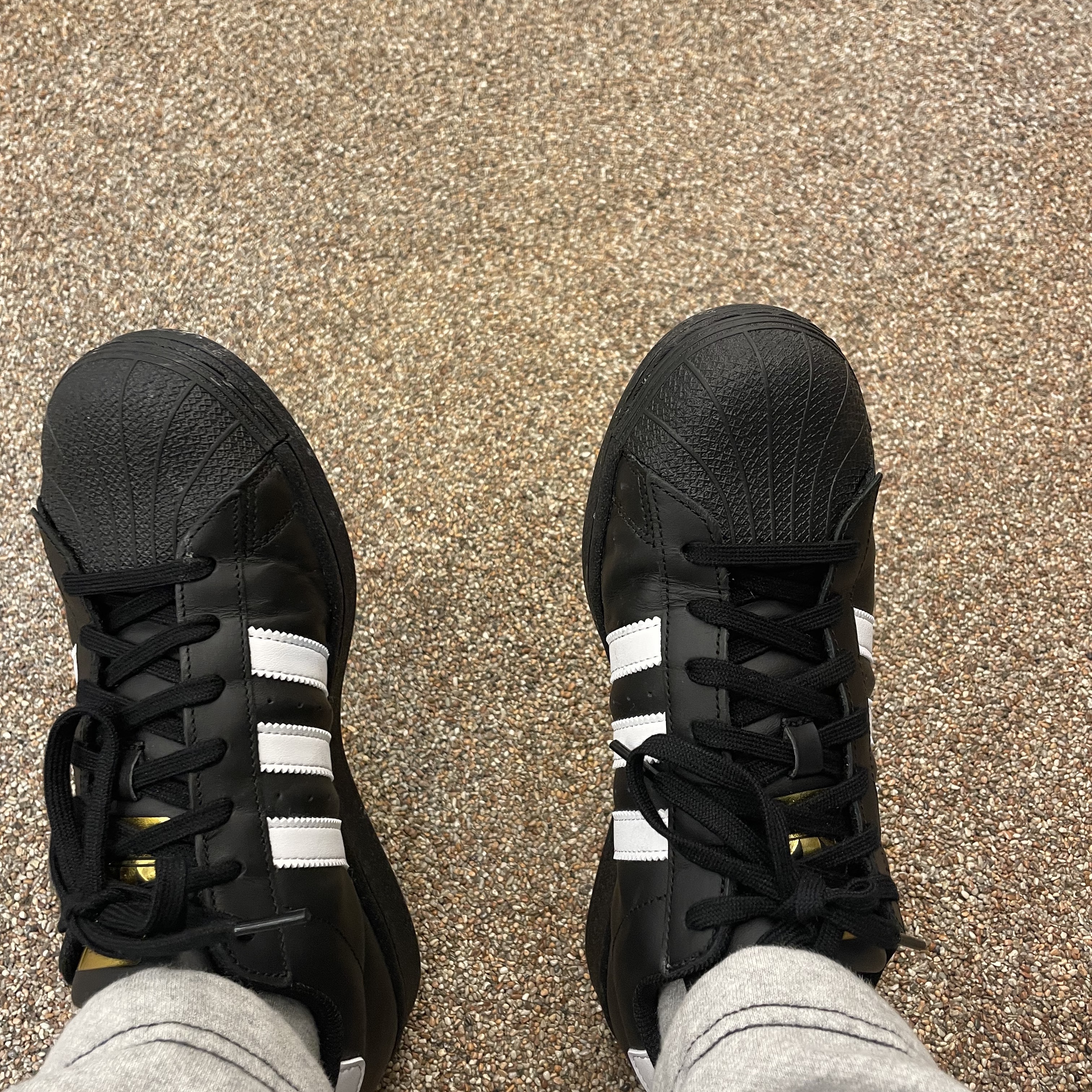 Adidas Superstar Core Black White 착용 스타일