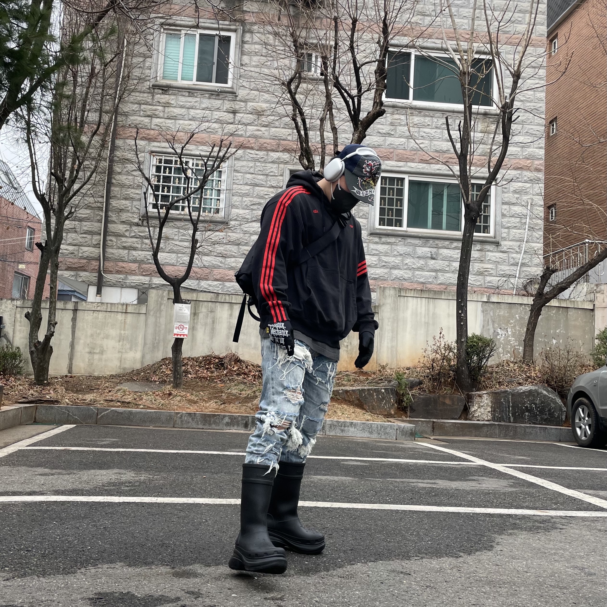 Balenciaga x Crocs Rubber Boot Black, Apple AirPods Max Lightning Silver (Korean Ver.) 착용 스타일 - 3