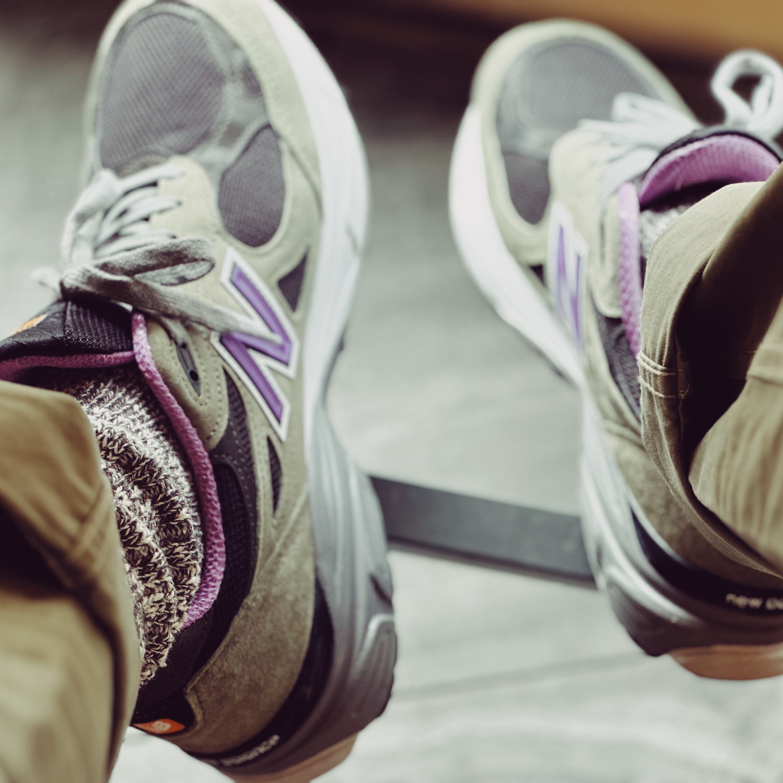 New Balance 574 Legacy Blue Navy, New Balance 990v3 Made in USA Olive Leaf Black 착용 스타일 - 2