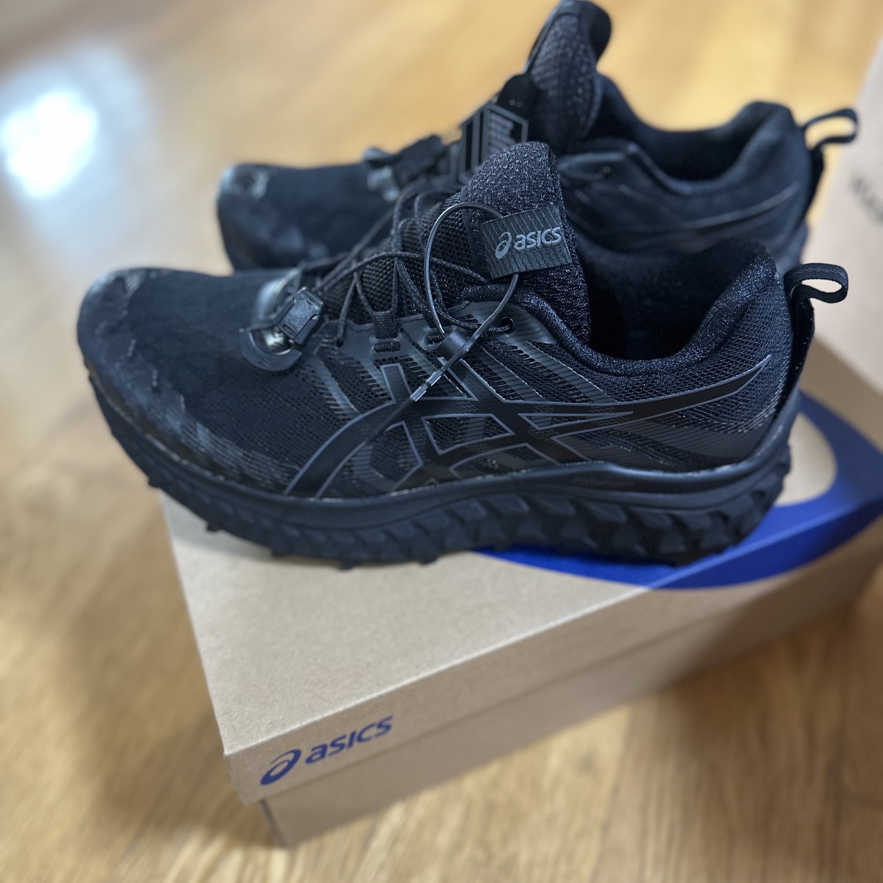 Asics Trabuco Max Black 착용 스타일