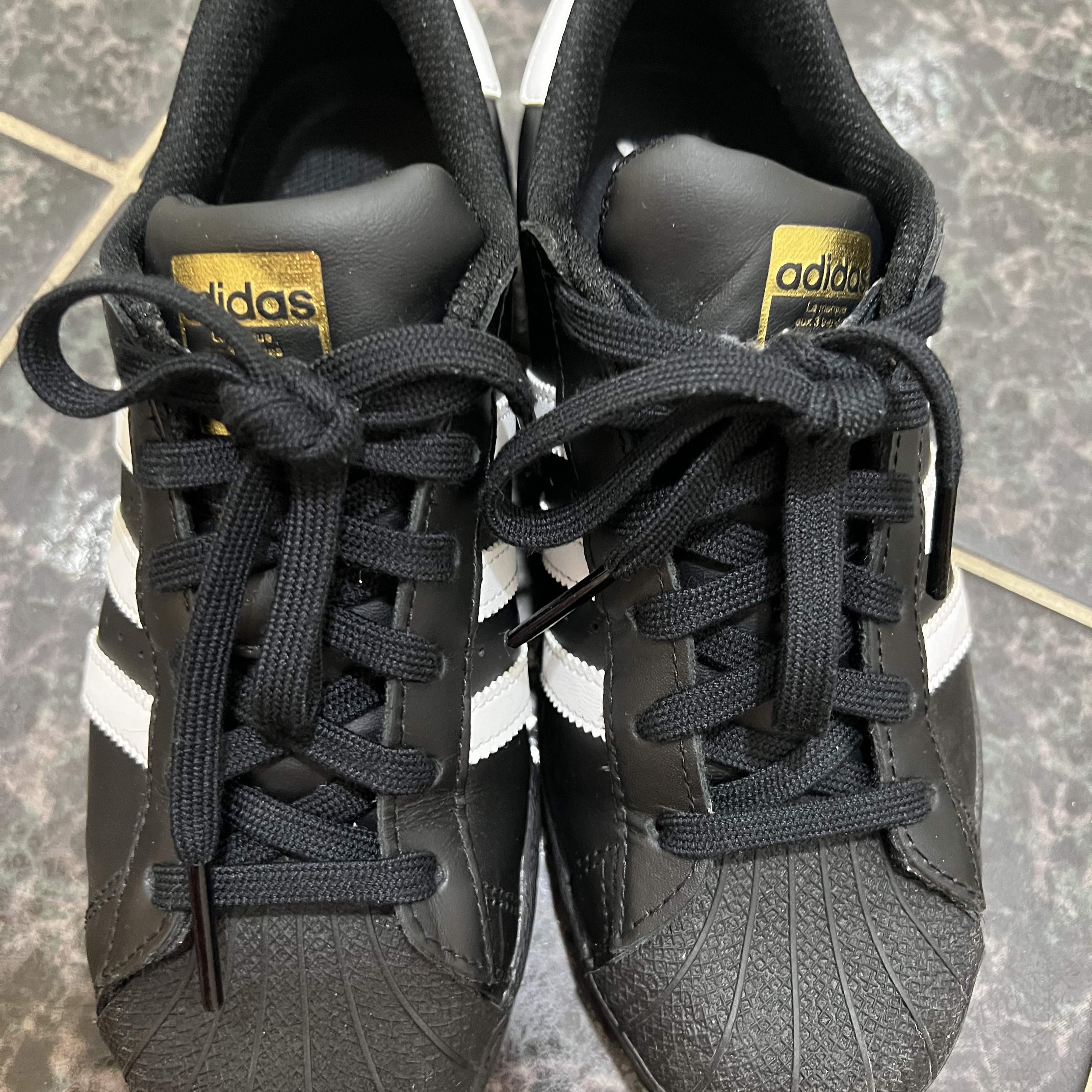 Adidas Superstar Core Black White 착용 스타일