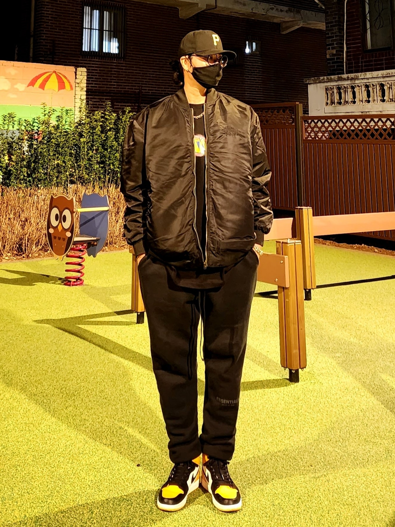Jordan 1 Retro High OG Taxi, Essentials The Core Collection Sweatpants Black 착용 스타일