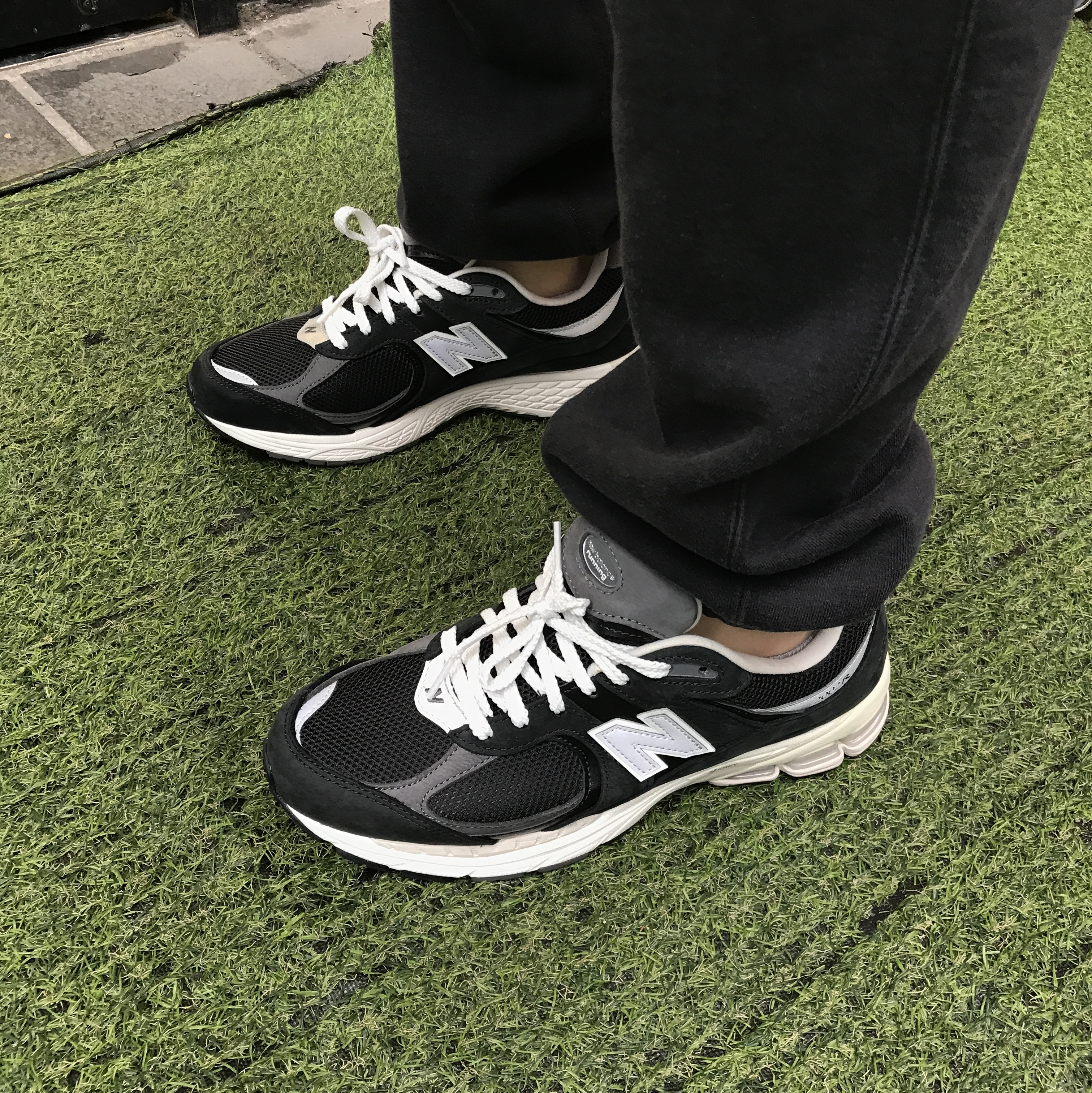 New Balance 2002R Premium Vintage Black 착용 스타일
