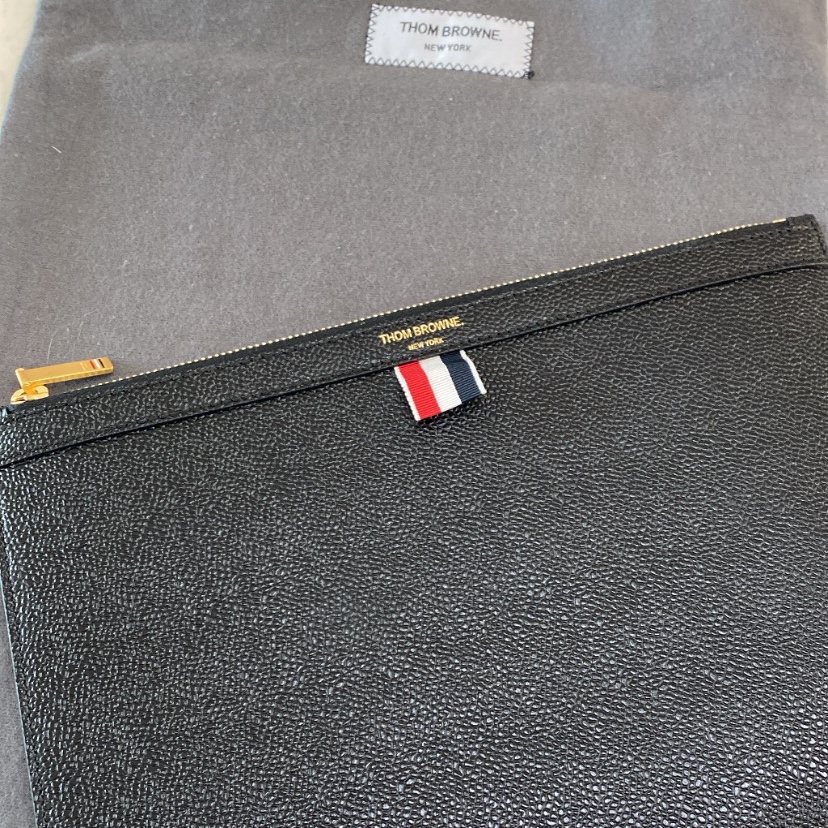 Thom Browne Small Tablet Clutch Black 착용 스타일