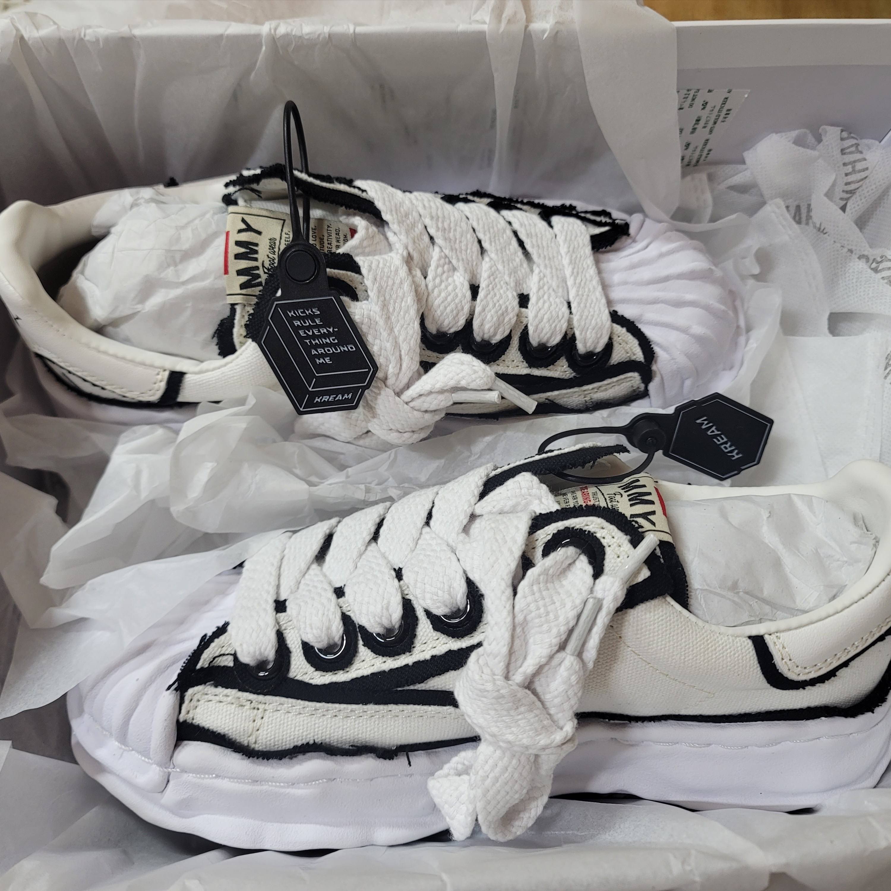 Maison Mihara Yasuhiro Blakey OG Sole OH Canvas Low-top Sneakers White 착용 스타일