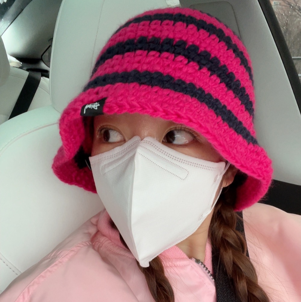 Stussy Swirl Knit Bucket Hat Hot Pink 착용 스타일 - 3