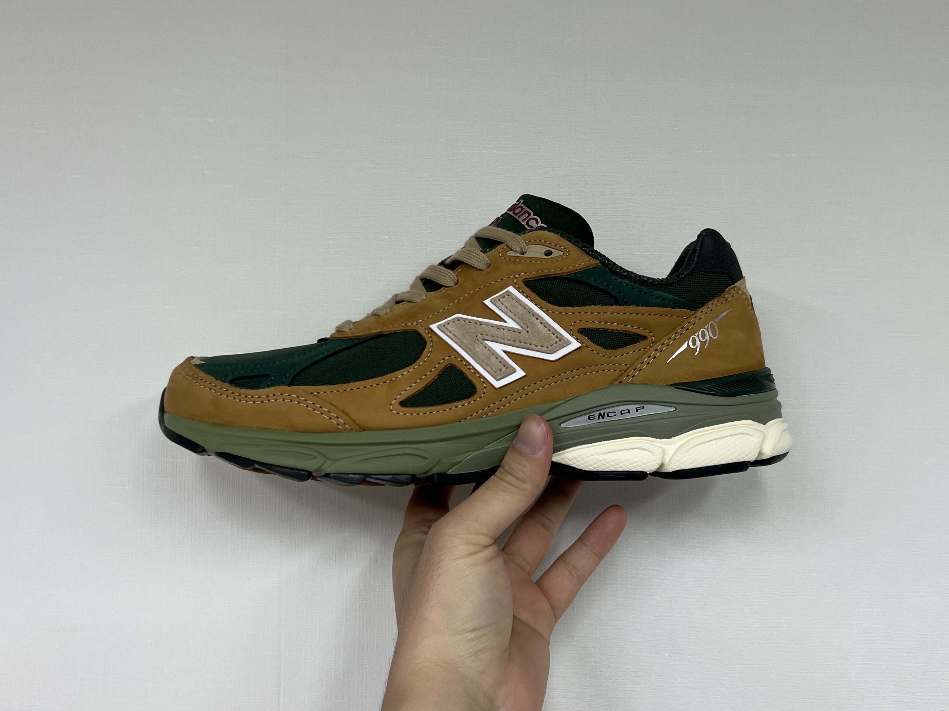 New Balance 990v3 Made in USA Tan Green 착용 스타일