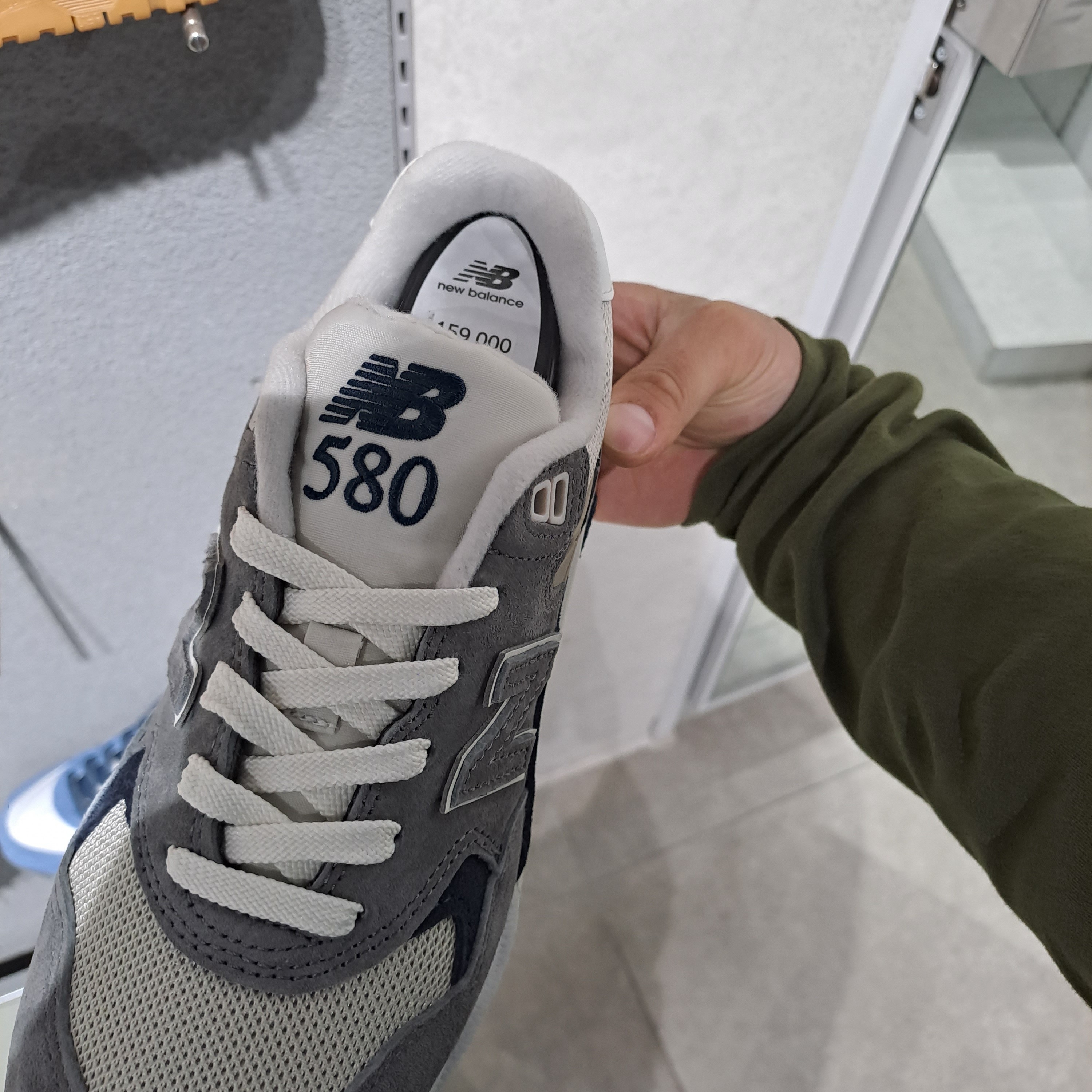 New Balance 580 Dark Grey Navy 착용 스타일 - 1