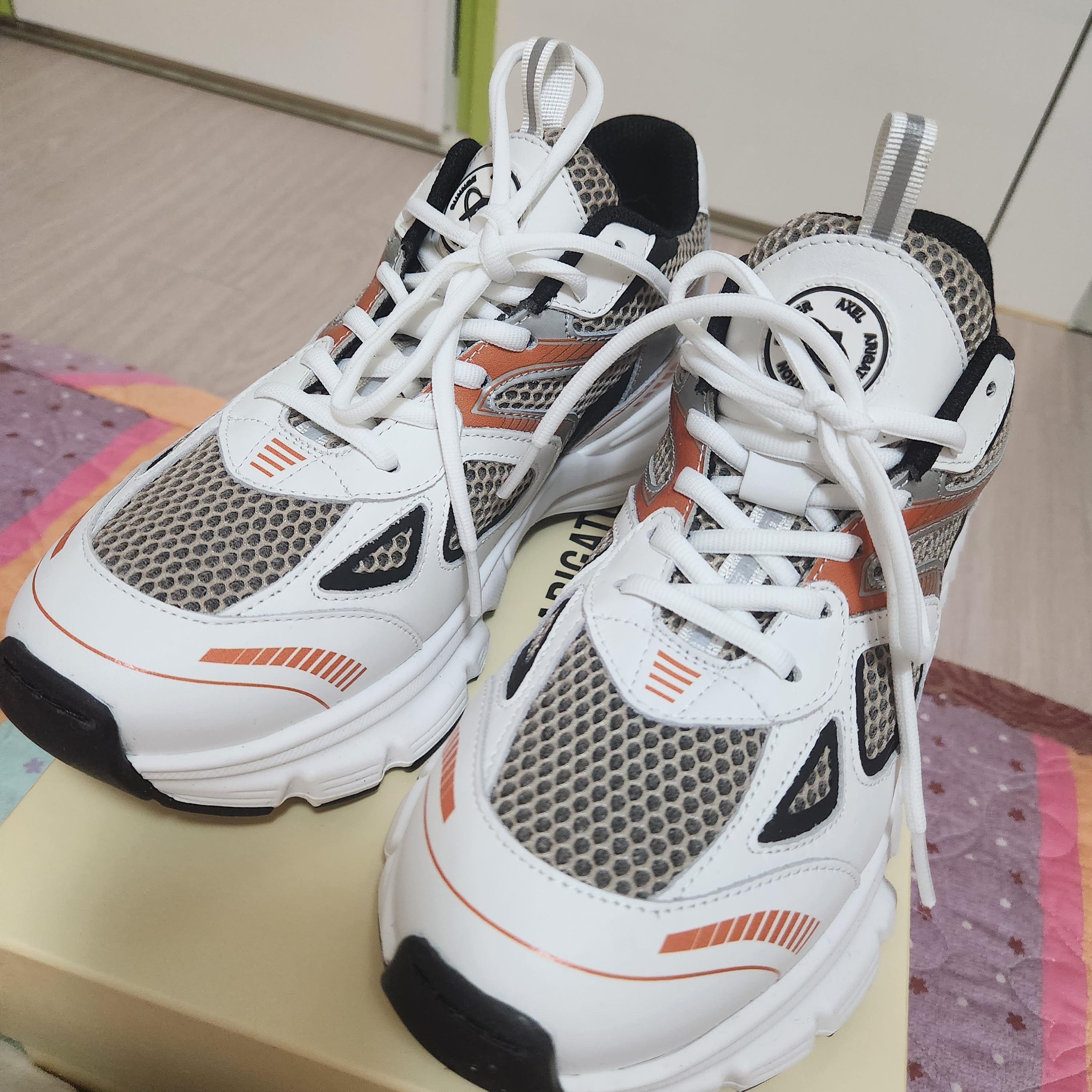 Axel Arigato Marathon Runner White Black Orange 착용 스타일 - 3