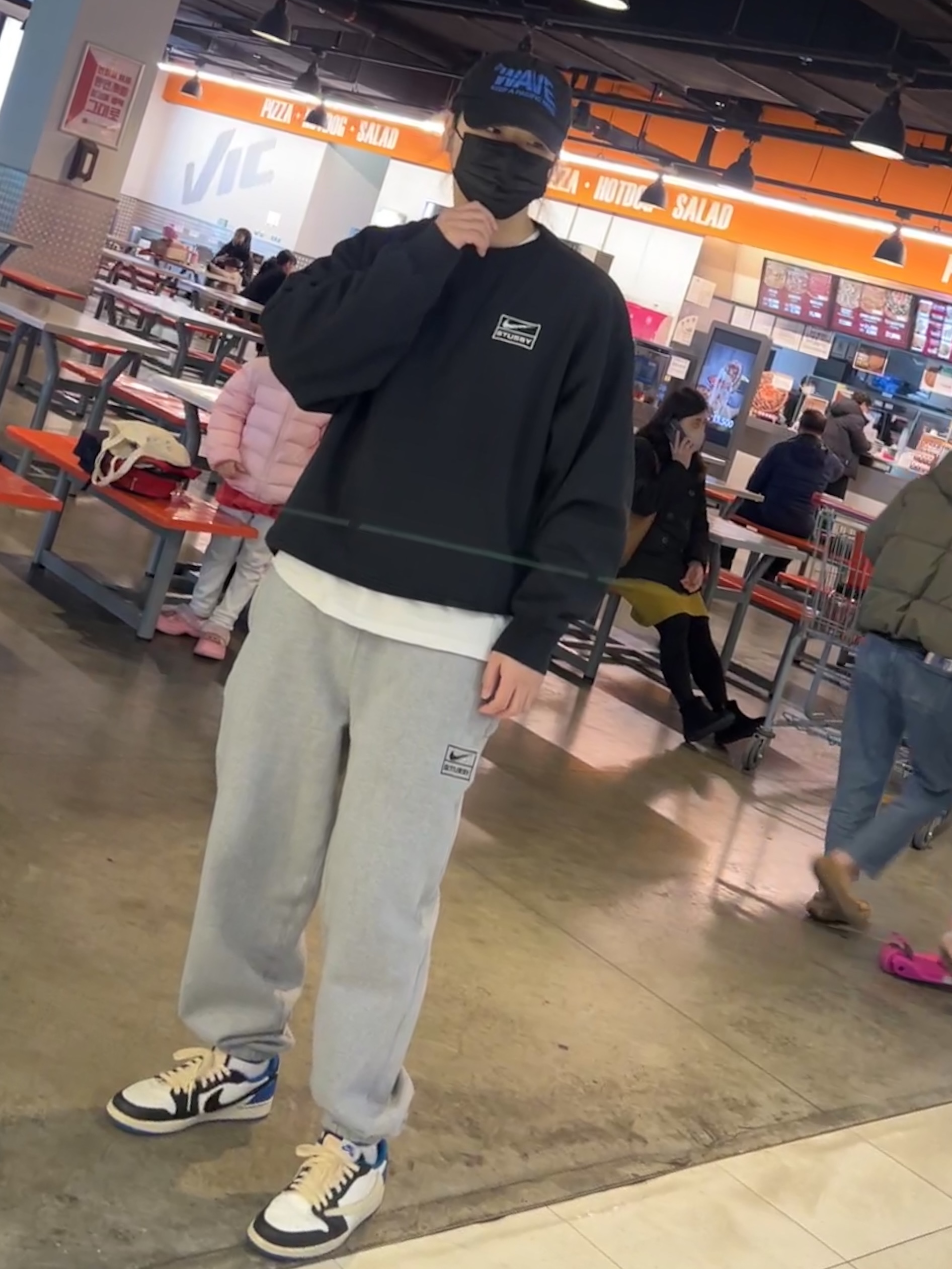 Nike x Stussy NRG Washed Fleece Crewneck Black (DO5310-010), Nike x Stussy NRG RA Fleece Pants Dark Grey Heather (DJ9490-063) 착용 스타일 - 2