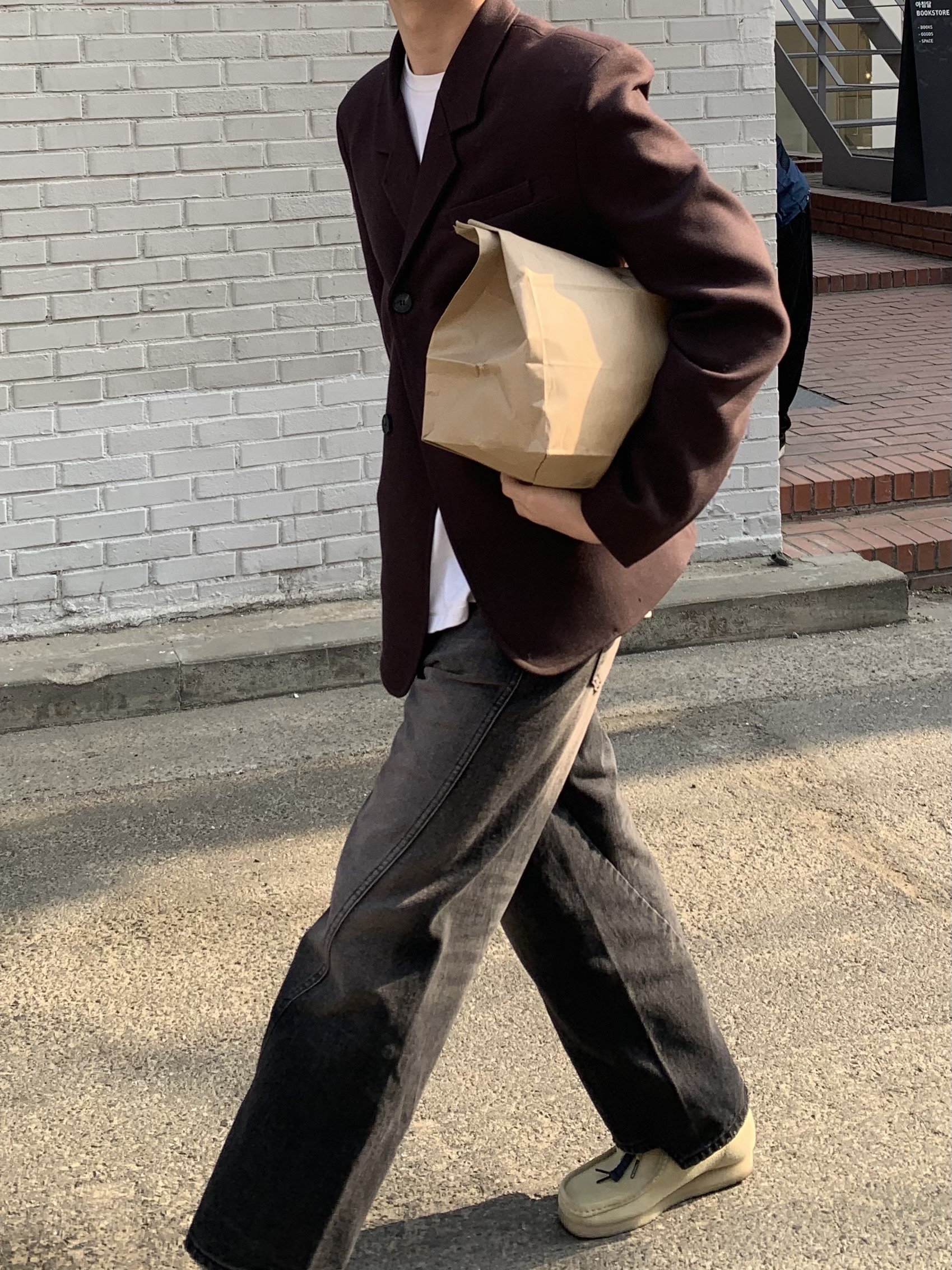 Clarks Wallabee Maple Suede 착용 스타일 - 2