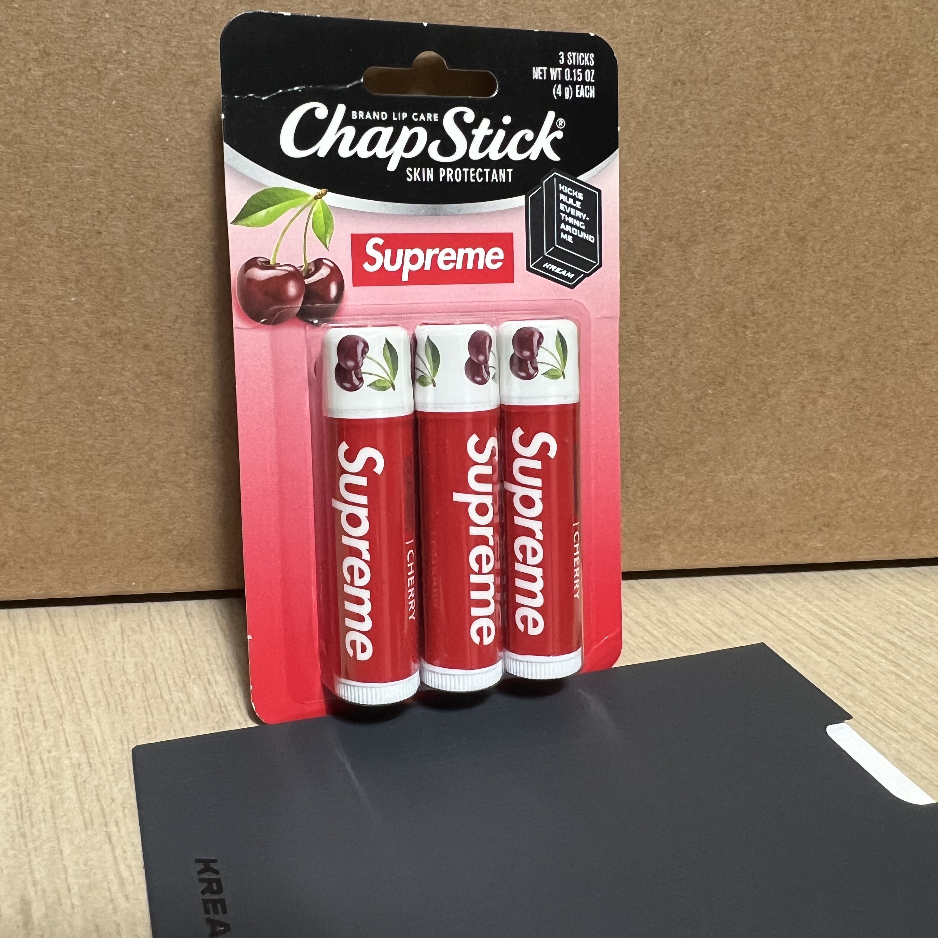 Supreme Chapstick Red (3 Pack) 착용 스타일