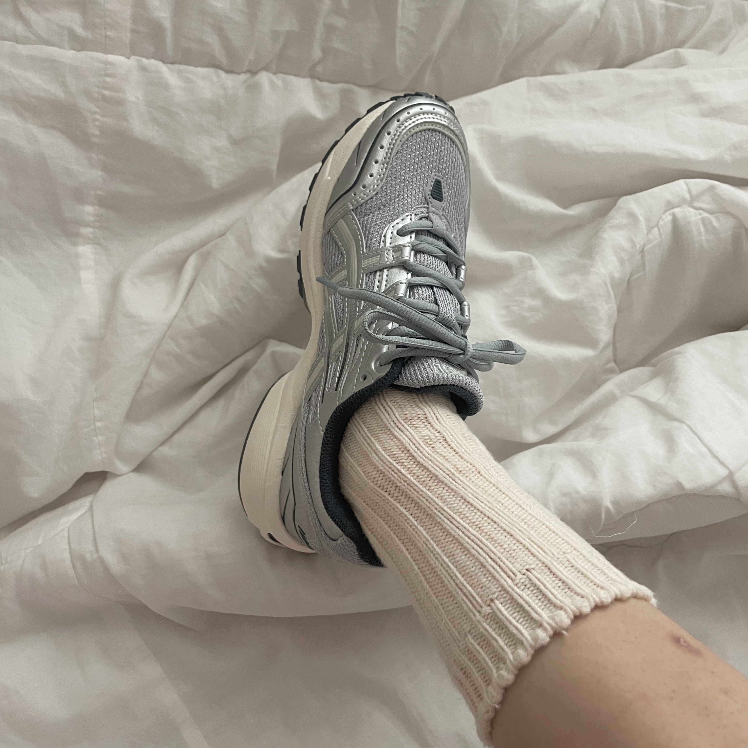 Asics Gel-1090 Piedmont Grey 착용 스타일 - 1