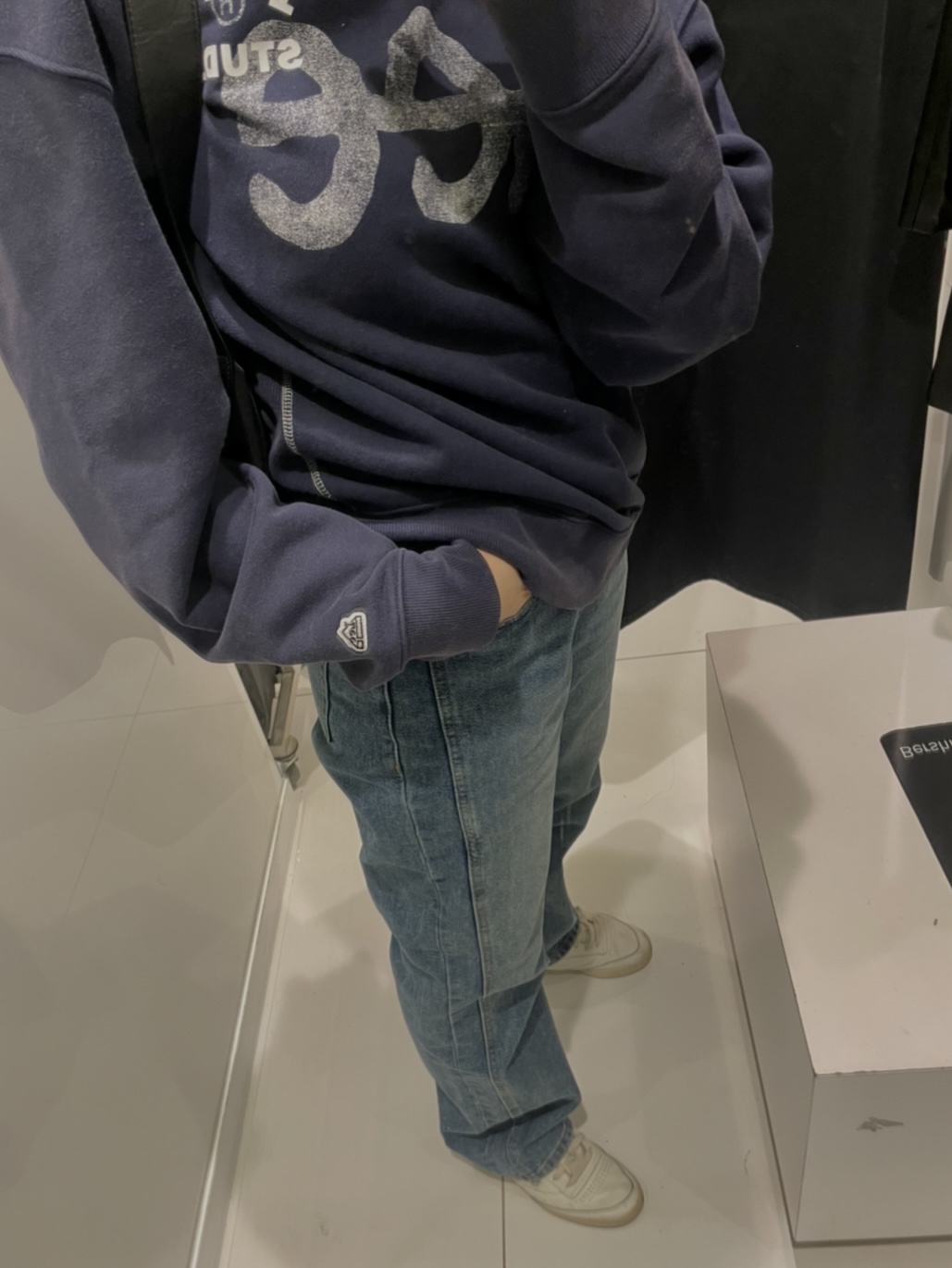IAB Studio x Lee Pigment Sweatshirt Indigo Navy, Reebok Club C 85 Vintage Chalk Green 착용 스타일