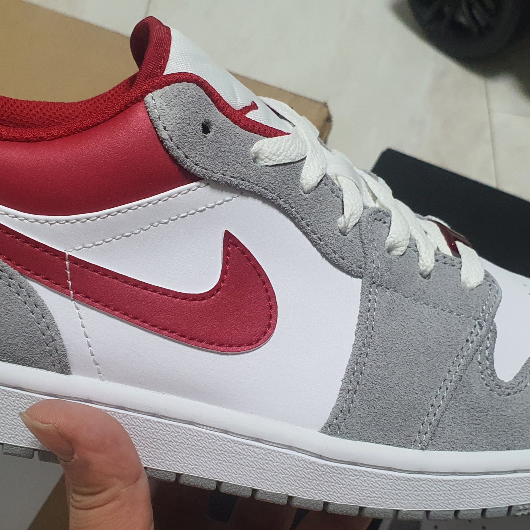 Jordan 1 Low SE Light Smoke Grey Gym Red 착용 스타일 - 2
