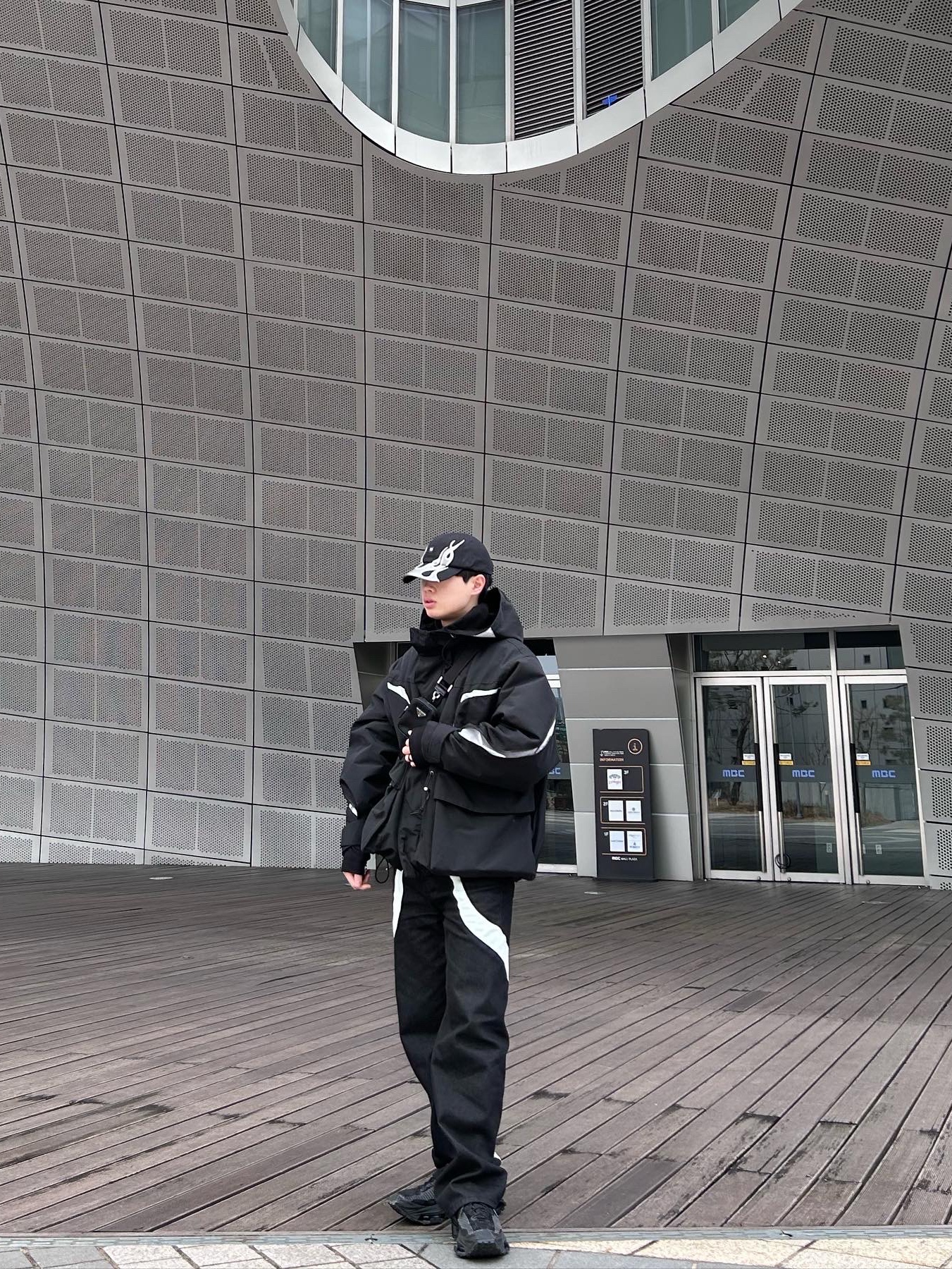 Yeezy Gap Engineered By Balenciaga Flame Cap Black, Nike x Matthew M Williams Zoom 004 Triple Black 착용 스타일 - 3