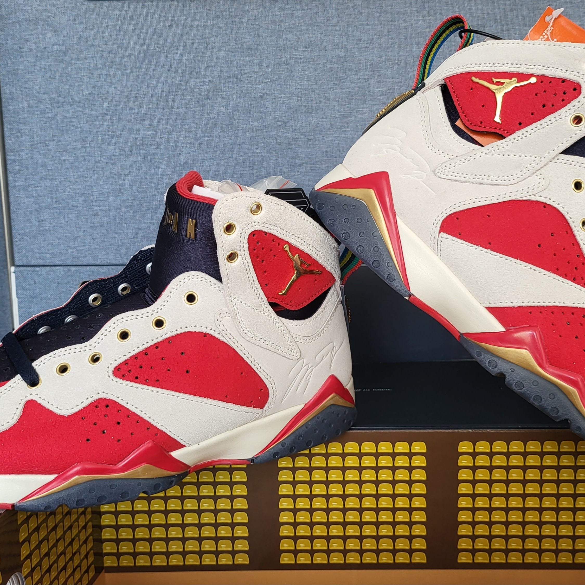 Jordan 7 x Trophy Room Retro SP True Red and Obsidian 착용 스타일 - 4