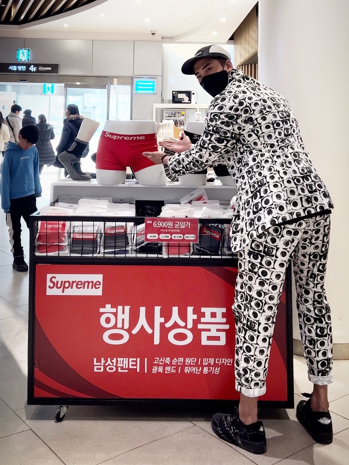 Supreme x Jean Paul Gaultier T-Shirt Black - 19SS, Supreme x Jean Paul Gaultier Reversible Backpack MA-1 Silver - 19SS 착용 스타일 - 1