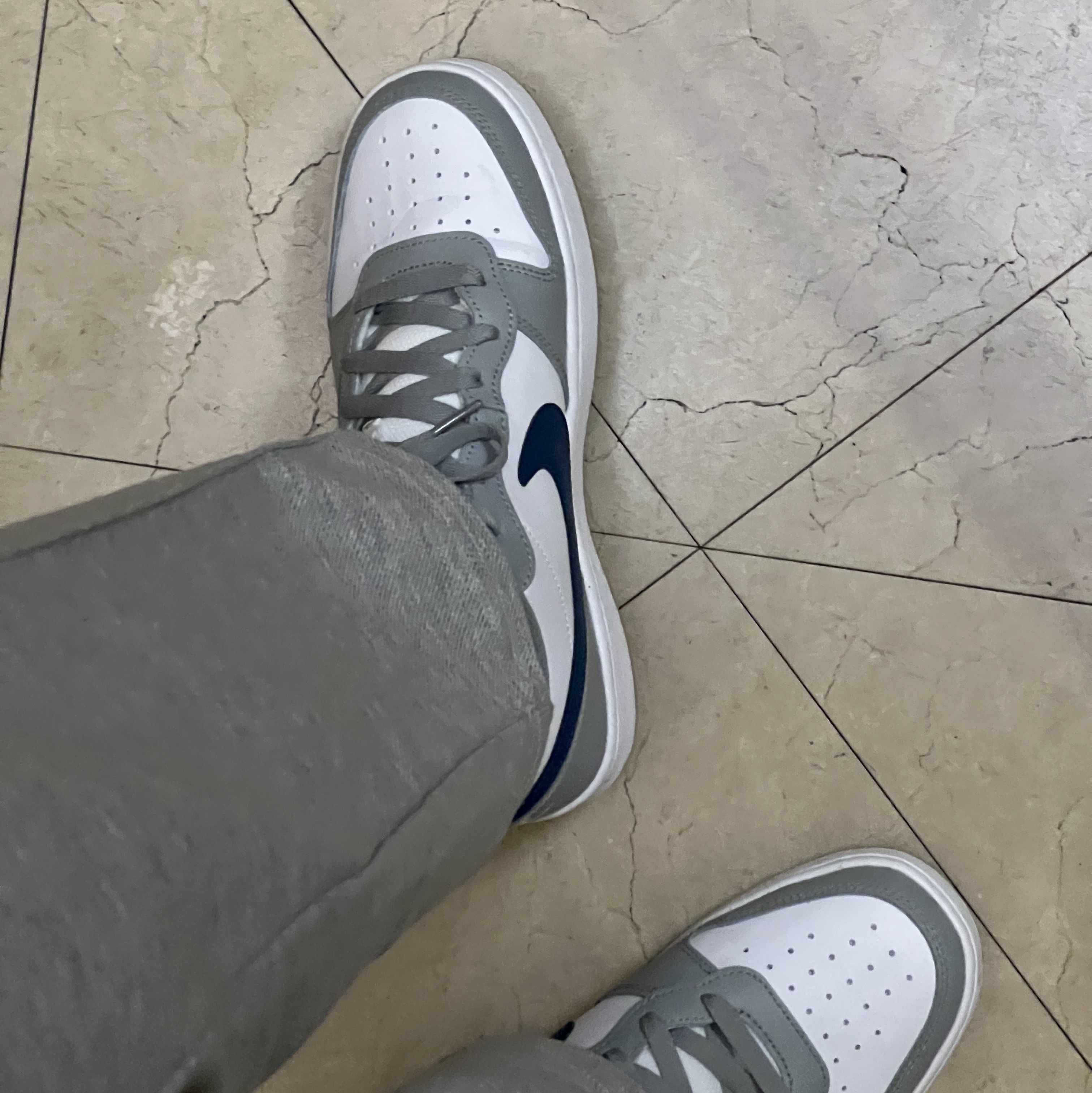 (GS) Nike Court Borough Low 2 Light Smoke Grey 착용 스타일 - 2