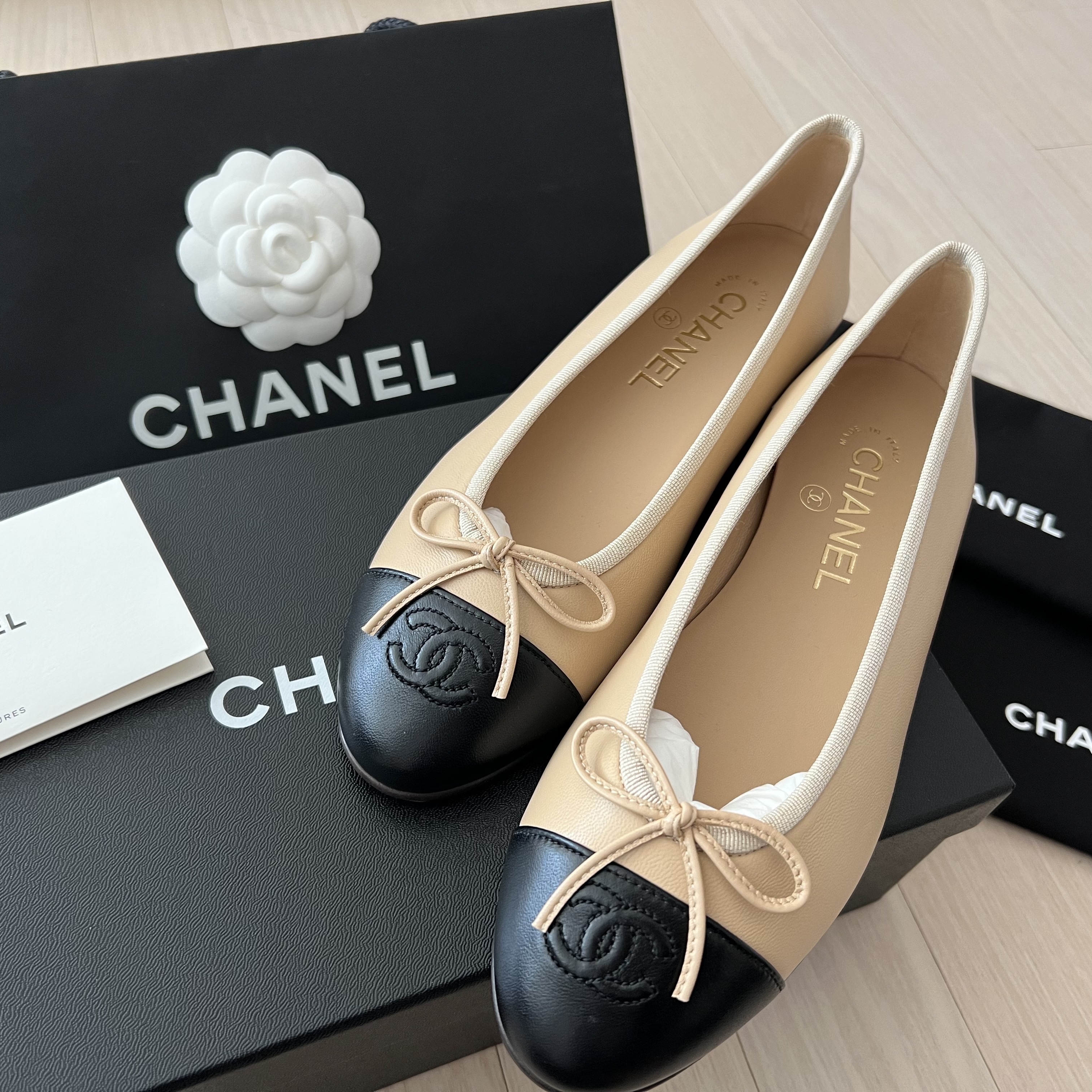 (W) Chanel Ballerina Flat Lambskin & Beige Black 착용 스타일