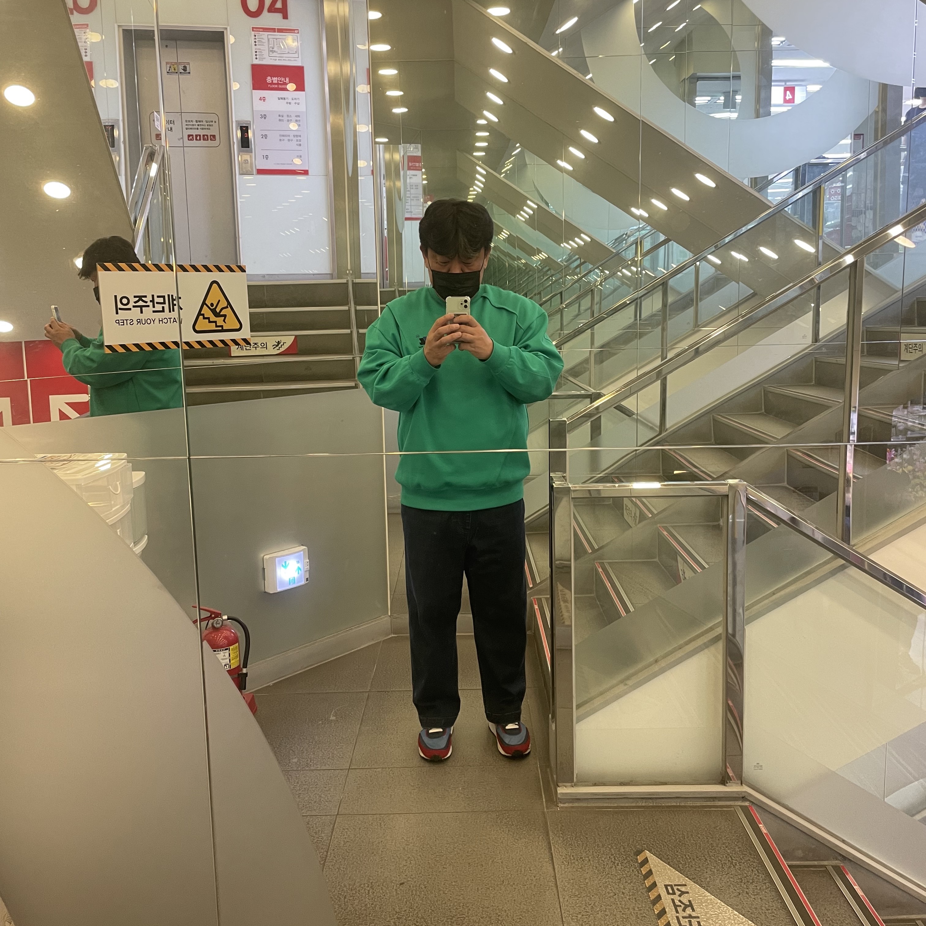 Zara x Ader Error Oversize Sweatshirt Green 착용 스타일