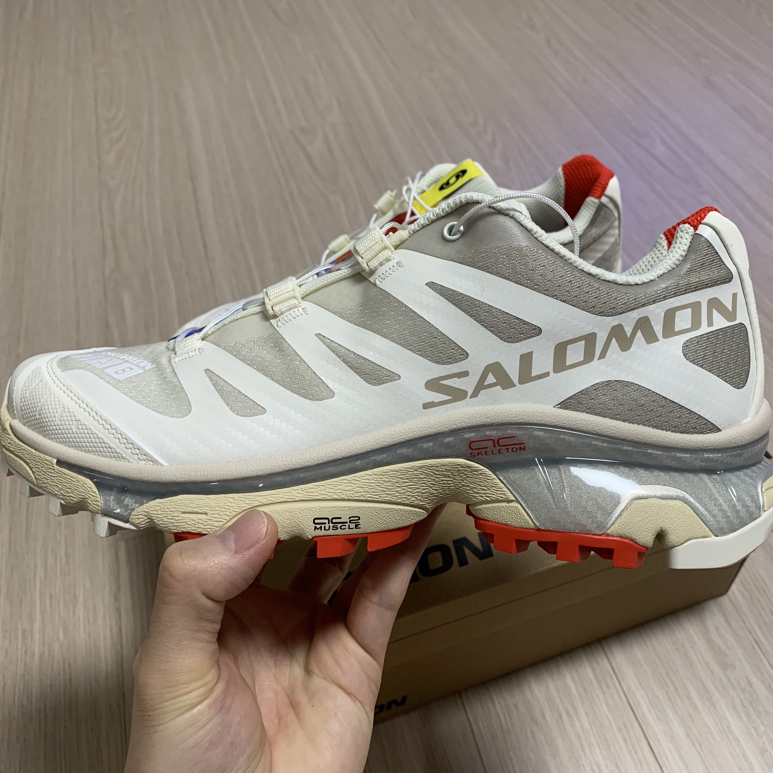 Salomon XT-4 White Lunar Rock 착용 스타일 - 4