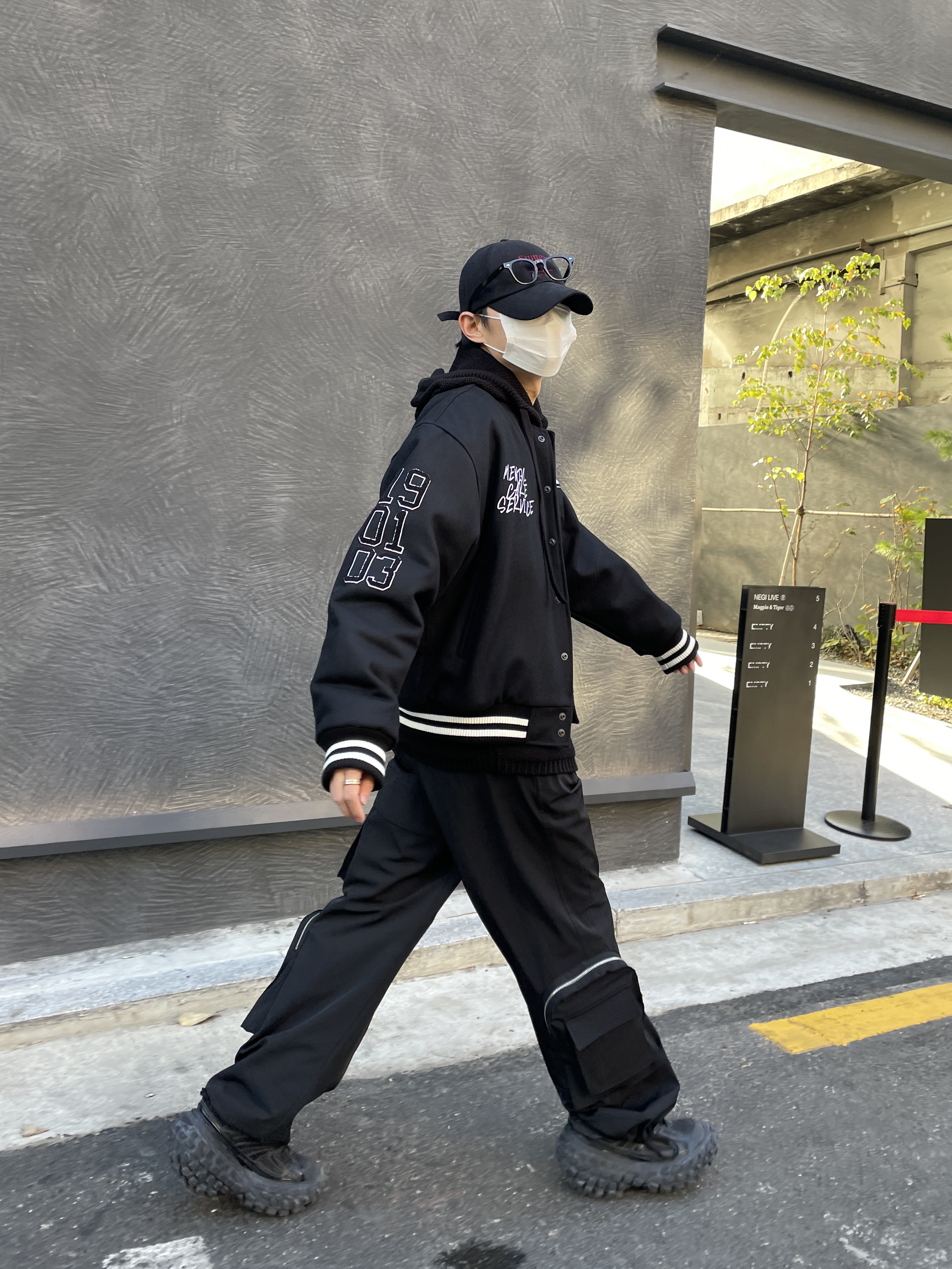 Balenciaga Defender Sneakers Black, Undermycar Stuttgart Vintage Washing Ball Cap Black Red - 22SS 착용 스타일 - 2