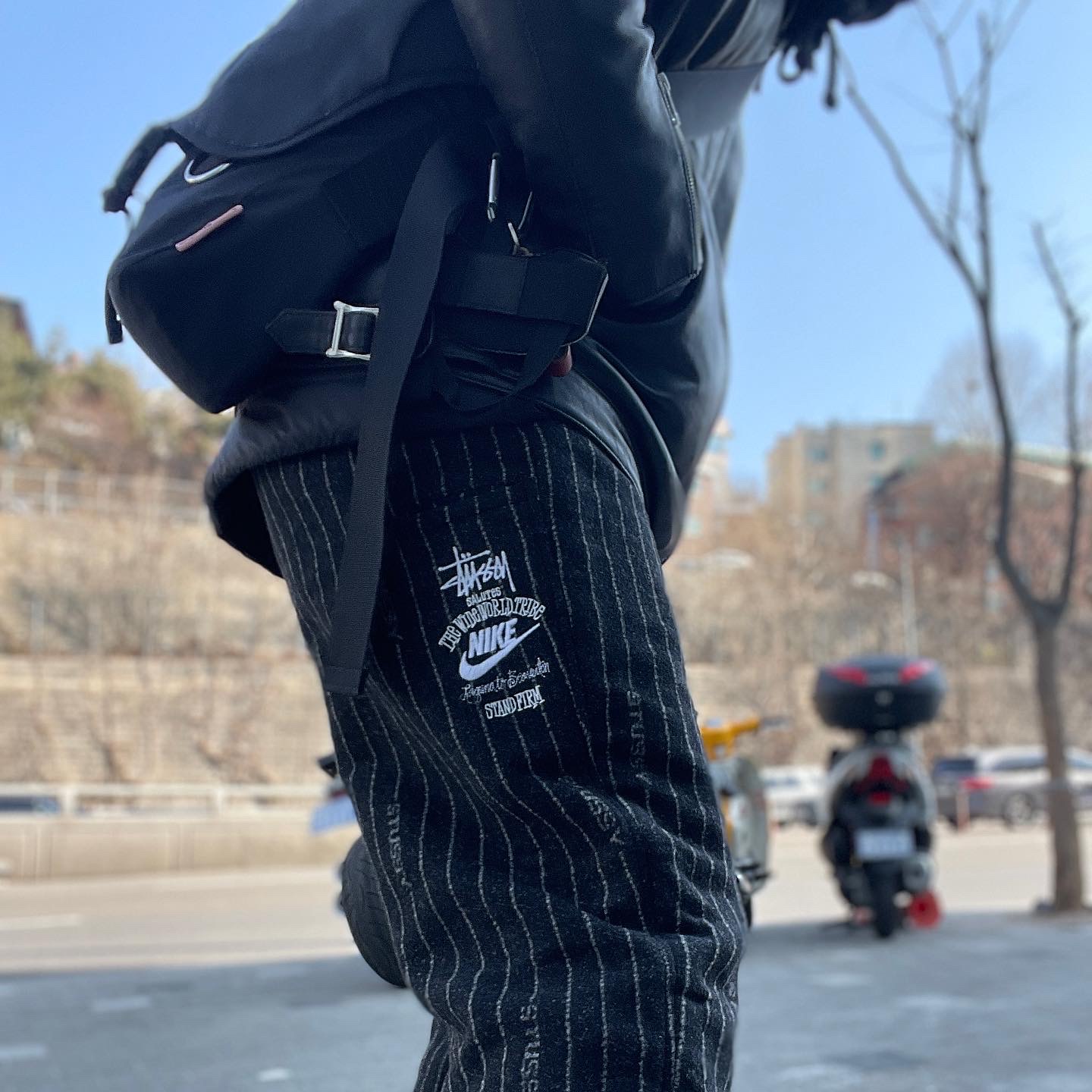 Nike x Stussy NRG Striped Wool Pants Black (DR4021-010), Acne Studios Large Messenger Bag Black 착용 스타일