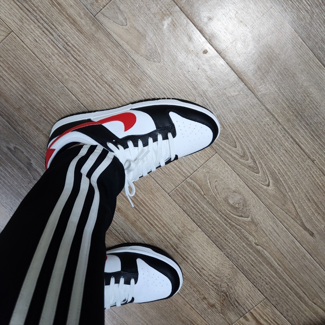 Nike Dunk Low Retro Black University Red 착용 스타일 - 2