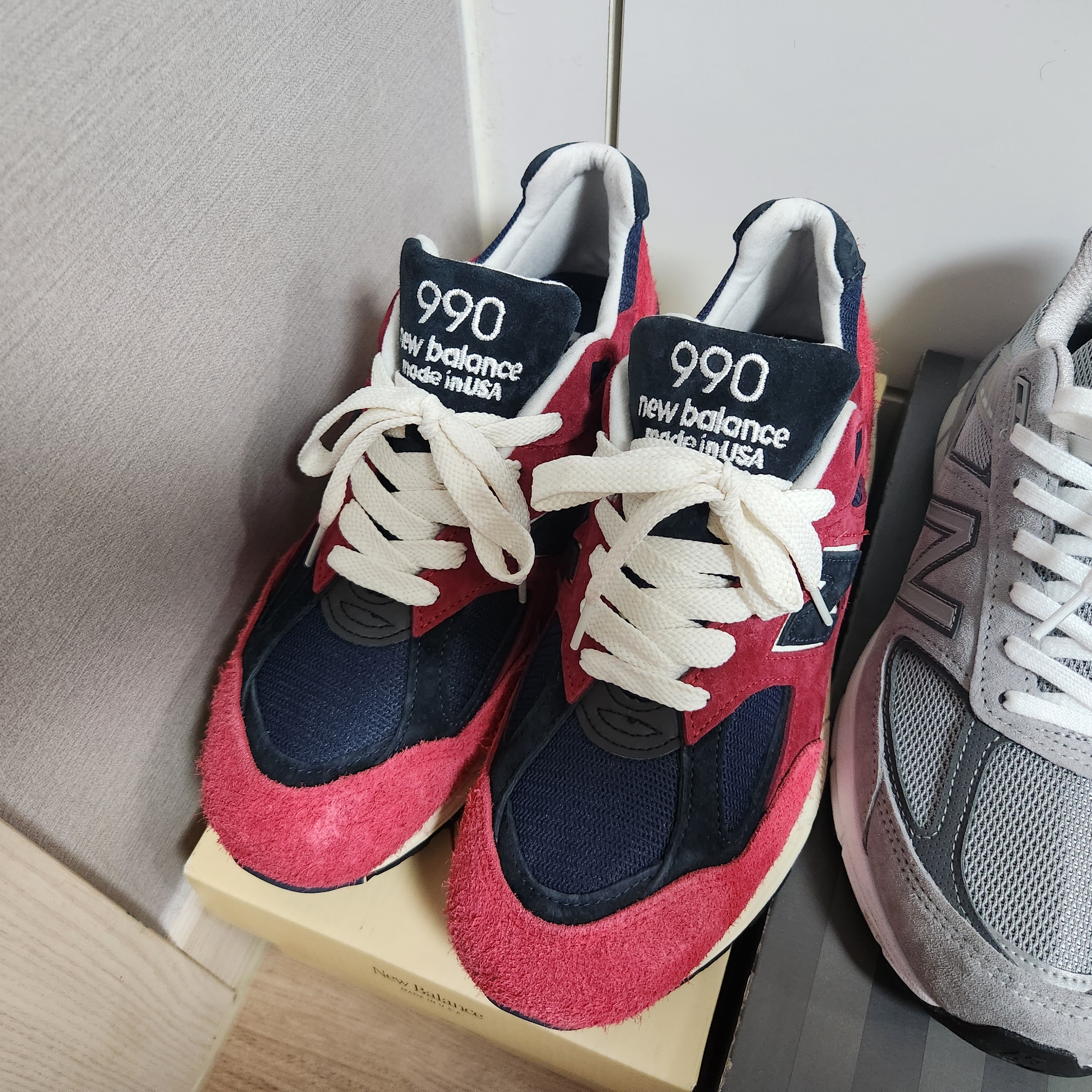 New Balance 990v2 Made in USA Chrysanthemum Navy 착용 스타일