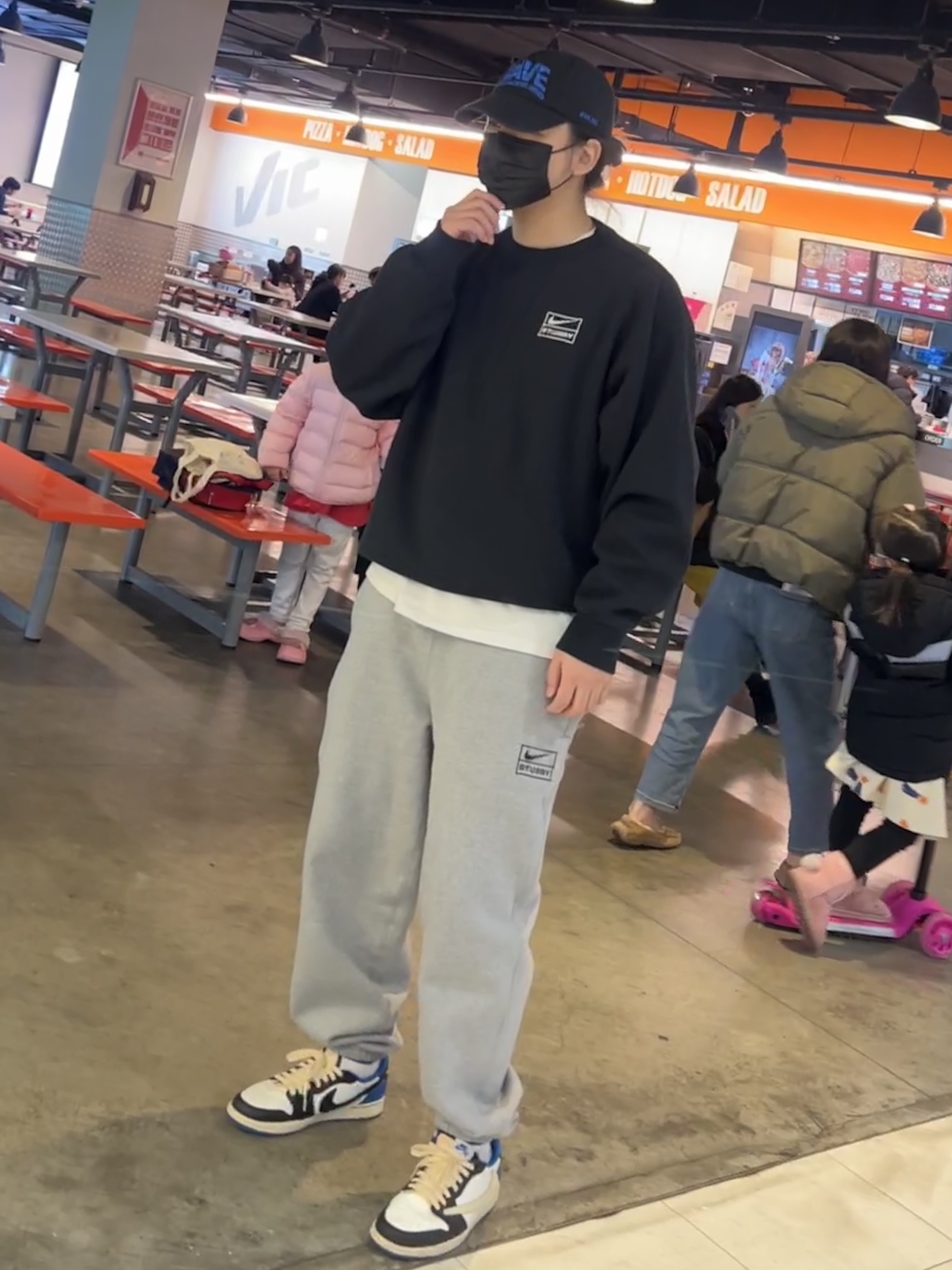 Nike x Stussy NRG Washed Fleece Crewneck Black (DO5310-010), Nike x Stussy NRG RA Fleece Pants Dark Grey Heather (DJ9490-063) 착용 스타일 - 1