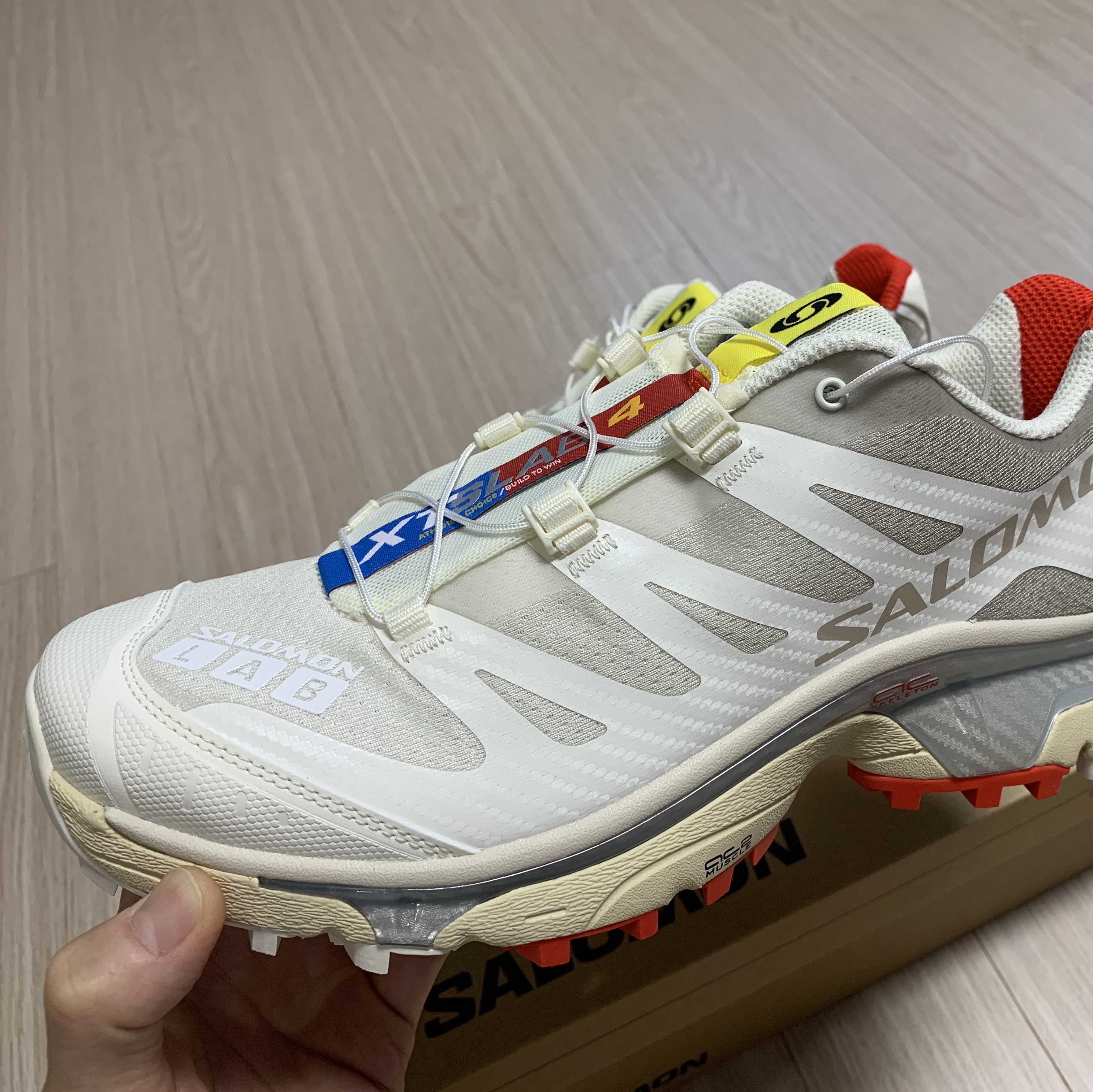 Salomon XT-4 White Lunar Rock 착용 스타일 - 2