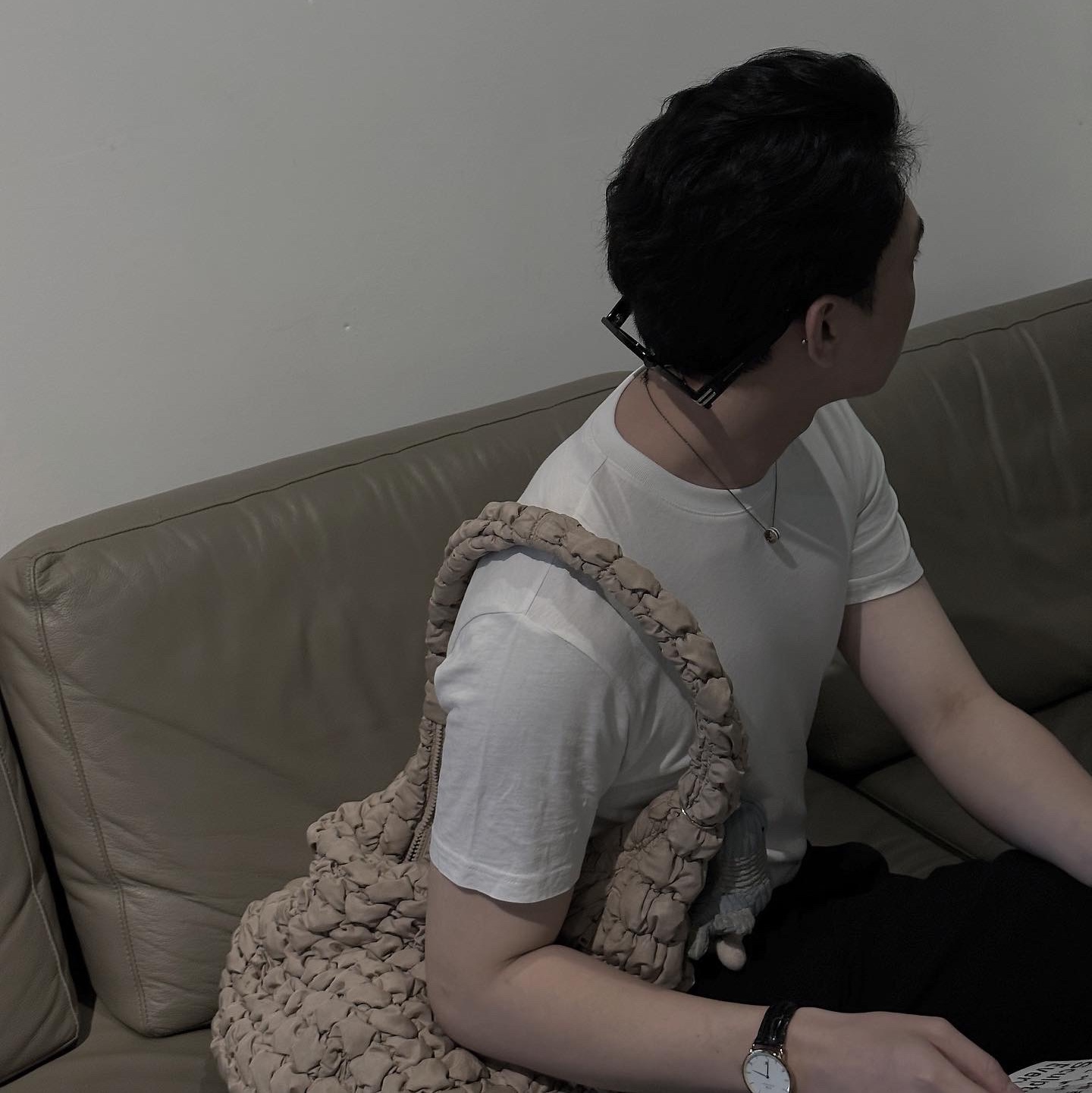 COS Quilted Oversized Shoulder Bag Beige 착용 스타일 - 3