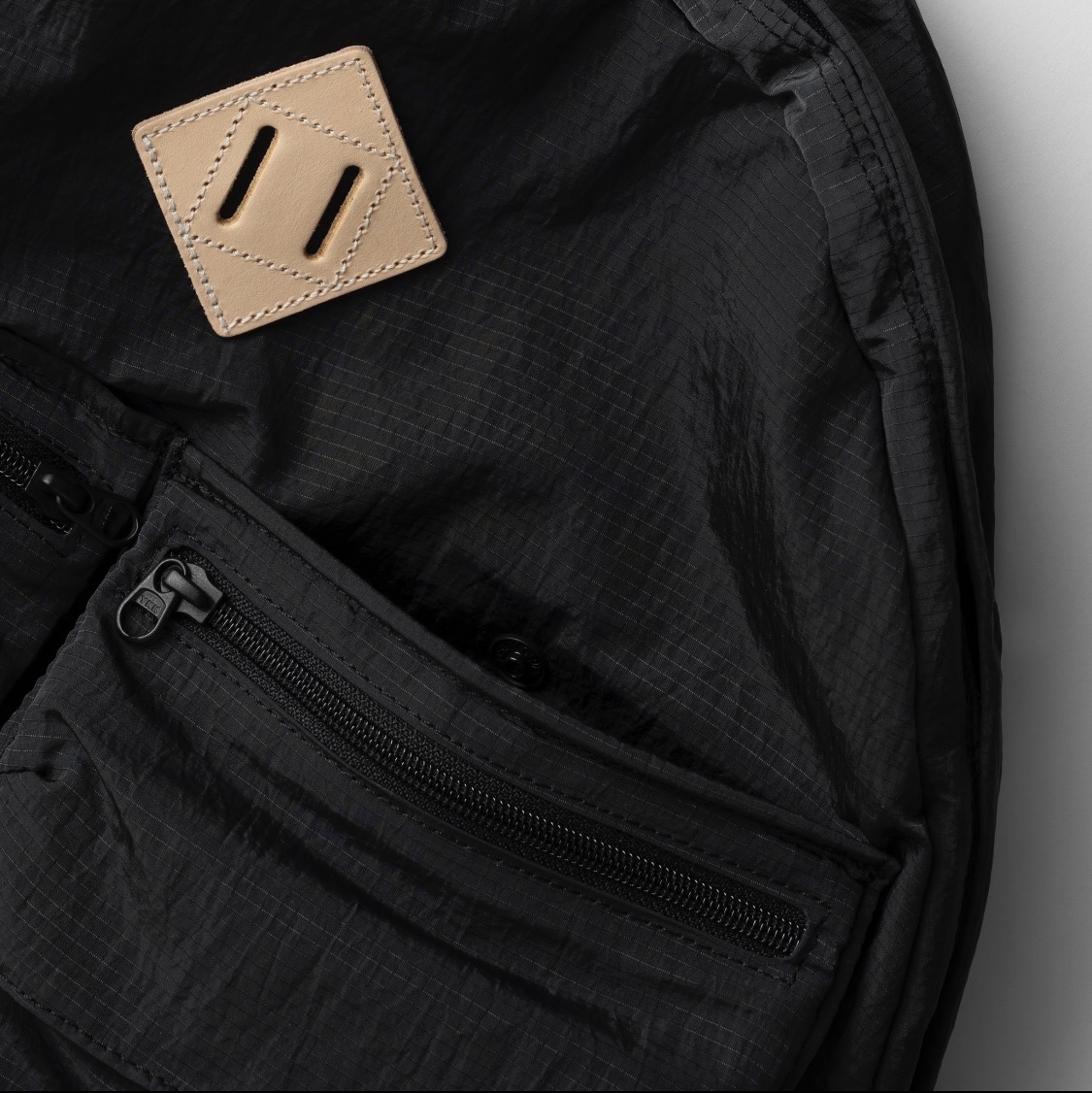 Found Pocket Feather Backpack Charcoal 착용 스타일